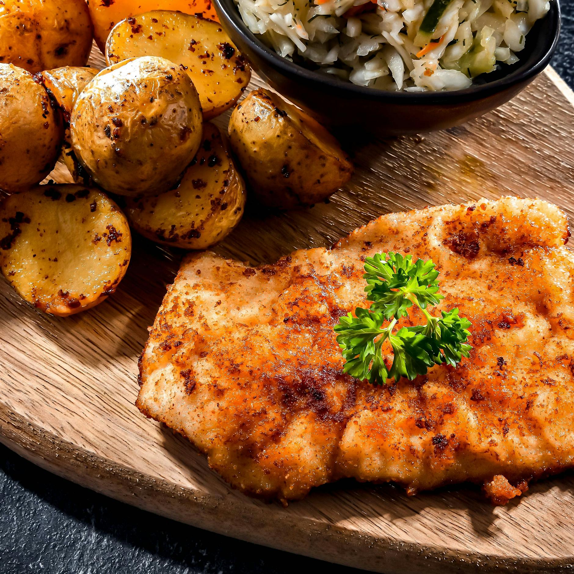 Parmesan-Schnitzel mit Ofenkartoffeln: Dieses Rezept wird Sie begeistern