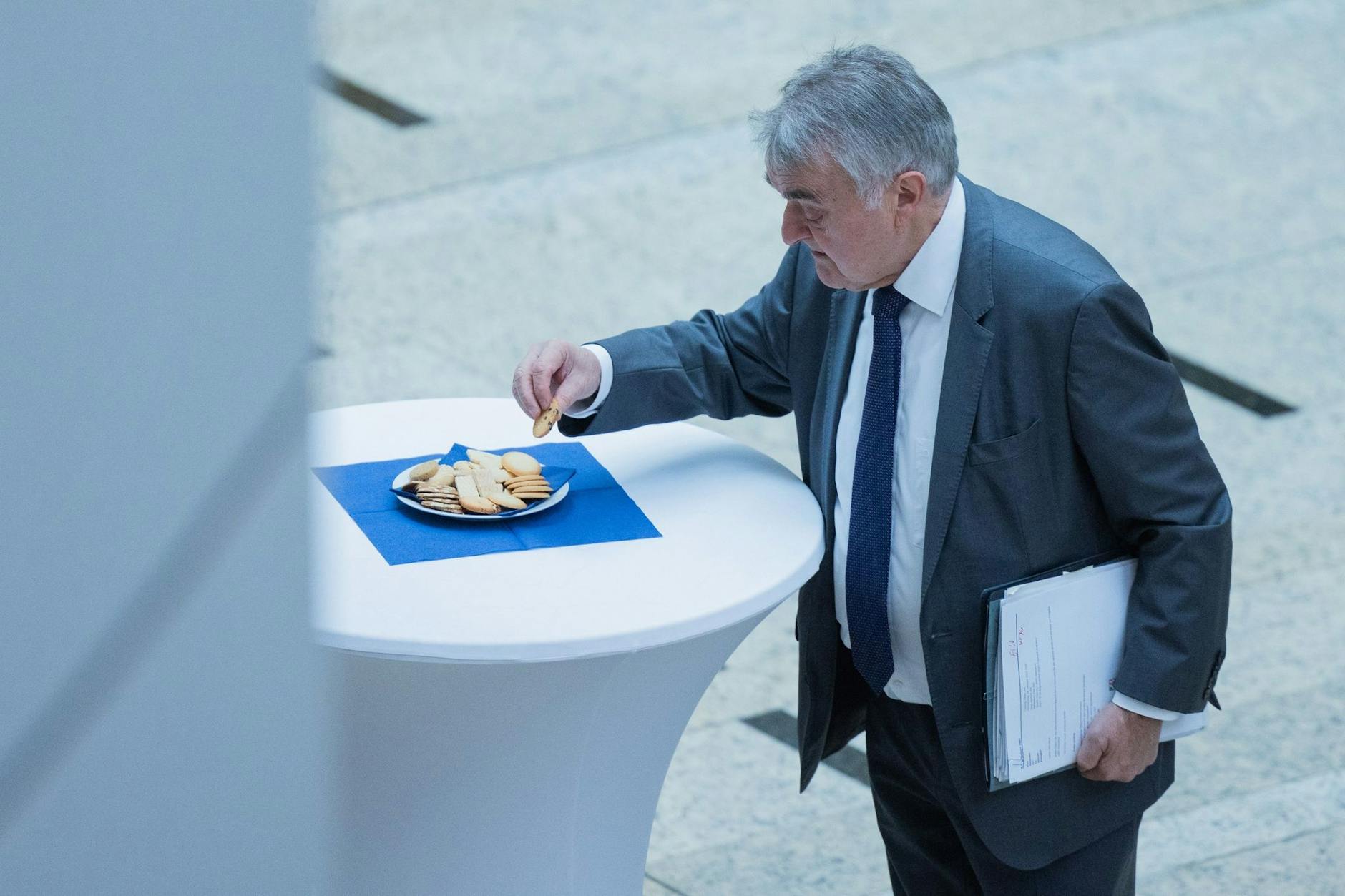 Damit der Magen während des Kongresses zur Bekämpfung der Clankriminalität nicht knurrt, genehmigt sich Herbert Reul (CDU), Innenminister von Nordrhein-Westfalen, noch einen Keks. Guten Appetit!