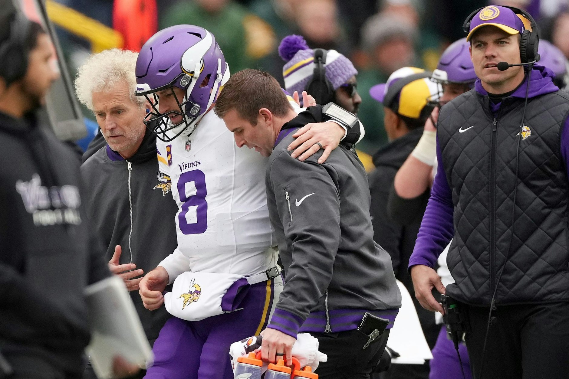 Minnesota Vikings-Quarterback Kirk Cousins (8) wird nach einer Verletzung vom Spielfeld geholfen.  dpa