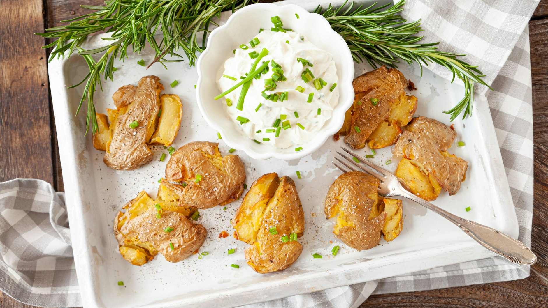 Smashed Potatoes sind schnell gemacht - und die Kartoffeln aus dem Ofen gibt es in vielen Varianten. In diesem Rezept werden sie mit Thymian und Käse verfeinert.