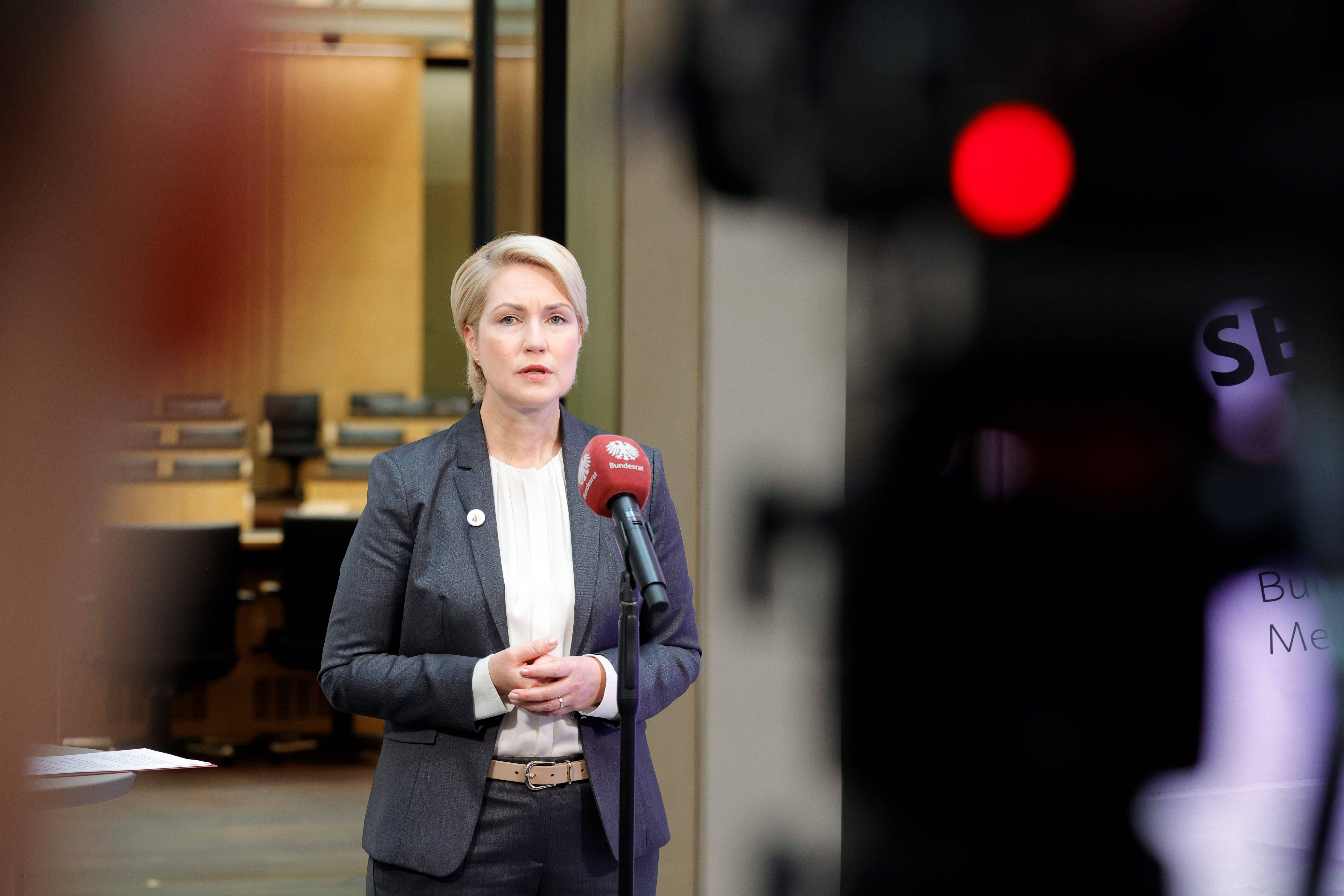 Antisemitismus in Berlin: Kai Wegner und Manuela Schwesig besuchen Jüdisches Krankenhaus