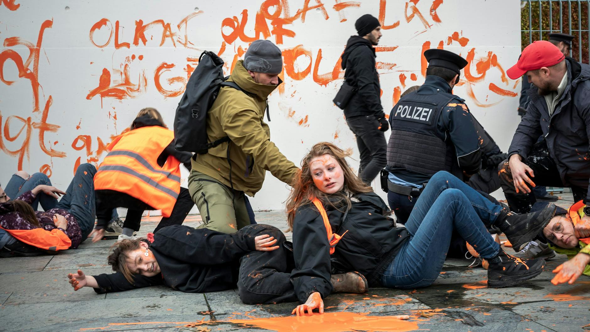 Die Berliner Polizei sagt ganz klar: Sollte der Mann ein Beamter sein, muss er mit Konsequenzen rechnen.