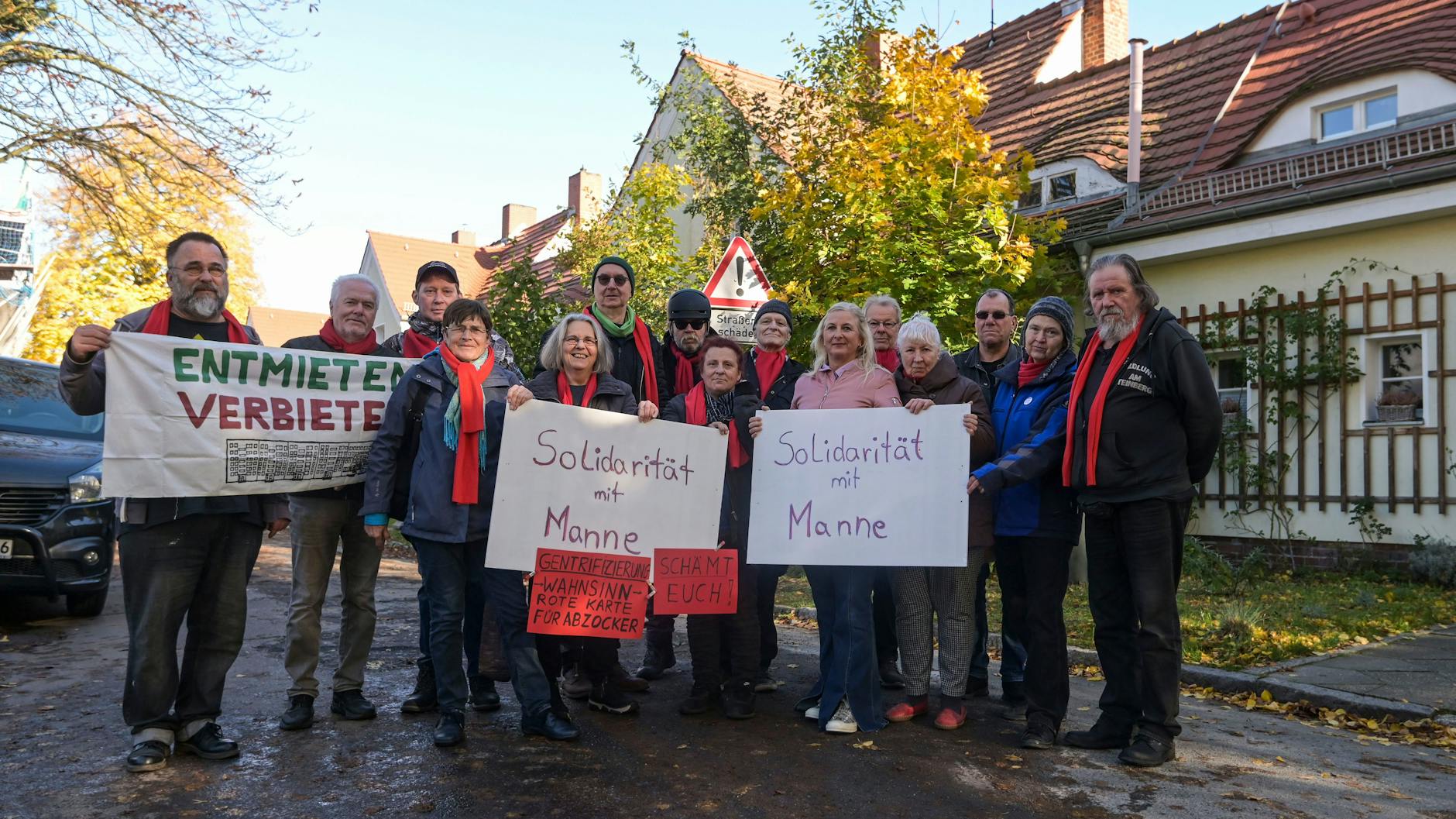 Keiner steht hier allein: Die Nachbarn solidarisieren sich mit Manfred, dem die Räumung droht. 