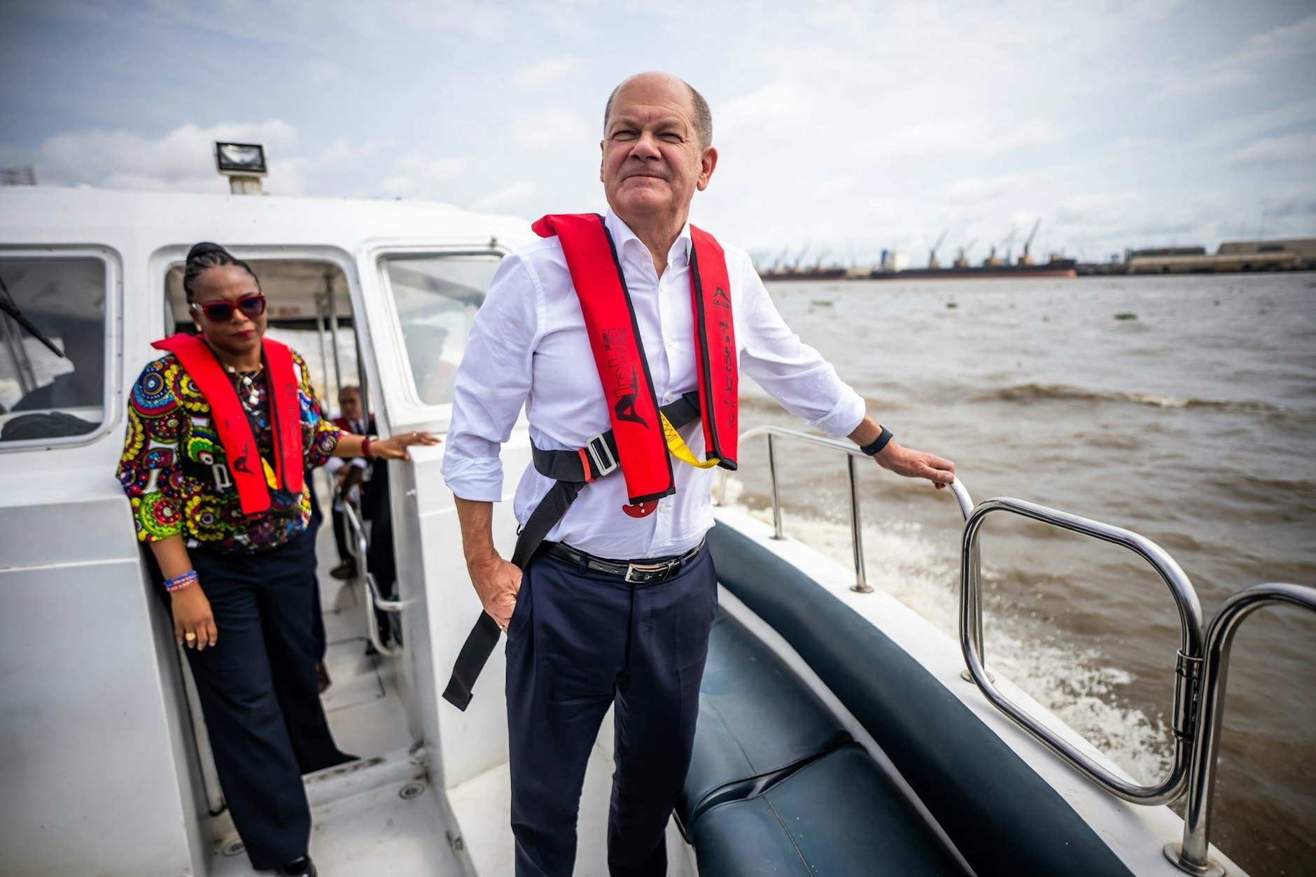 Fast wie Zuhause in Hamburg: Bundeskanzler Olaf Scholz unternimmt im nigerianischen Lagos eine Bootstour. Scholz besucht bei seiner dritten größeren Afrika-Reise Nigeria und Ghana im Westen des Kontinents.  