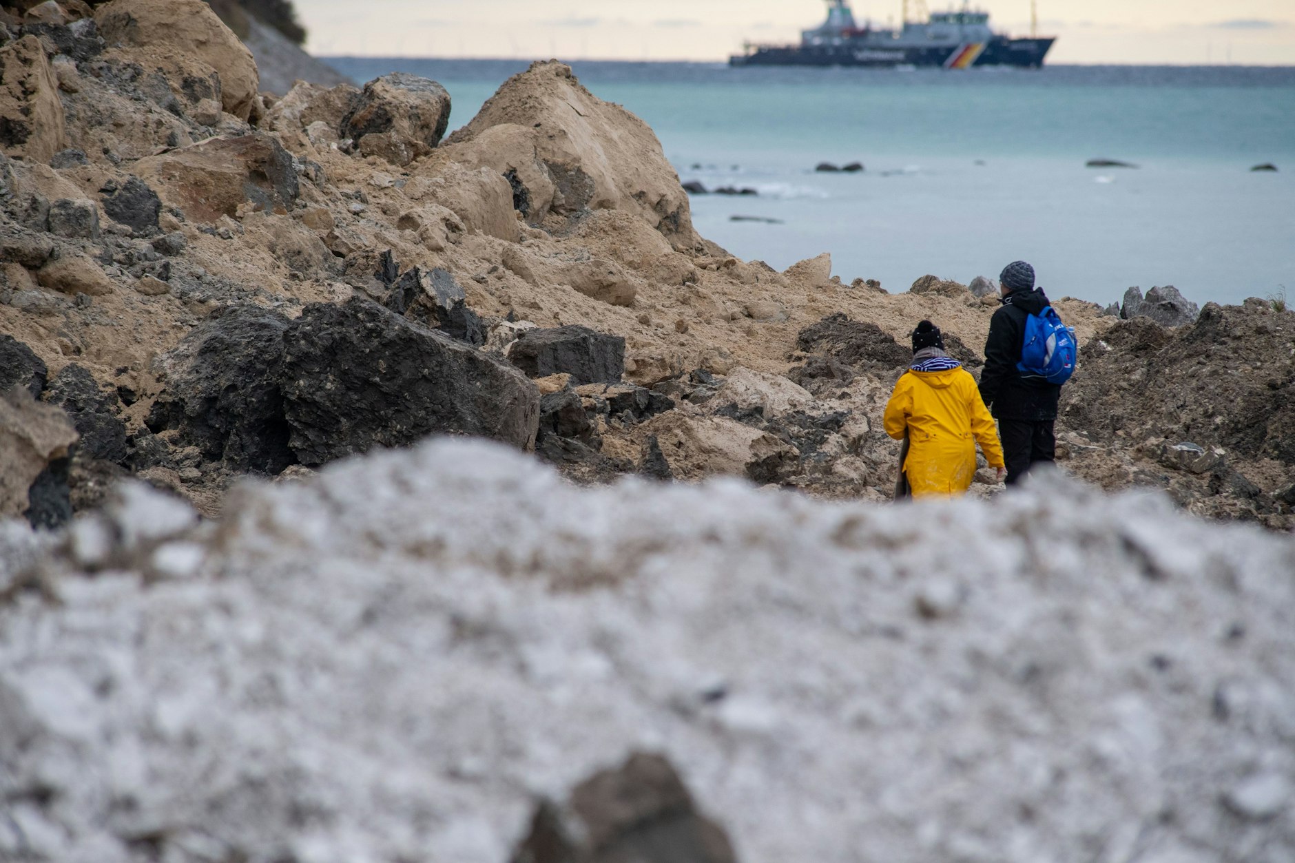 Kreide- und Mergelmassen liegen am Strand unterhalb der slawischen Tempelburg am Kap Arkona. Nach der jüngsten Sturmflut ist die Steilküste an der nördlichen Spitze Rügens, am Kap Arkona, auf breiter Front abgebrochen. 