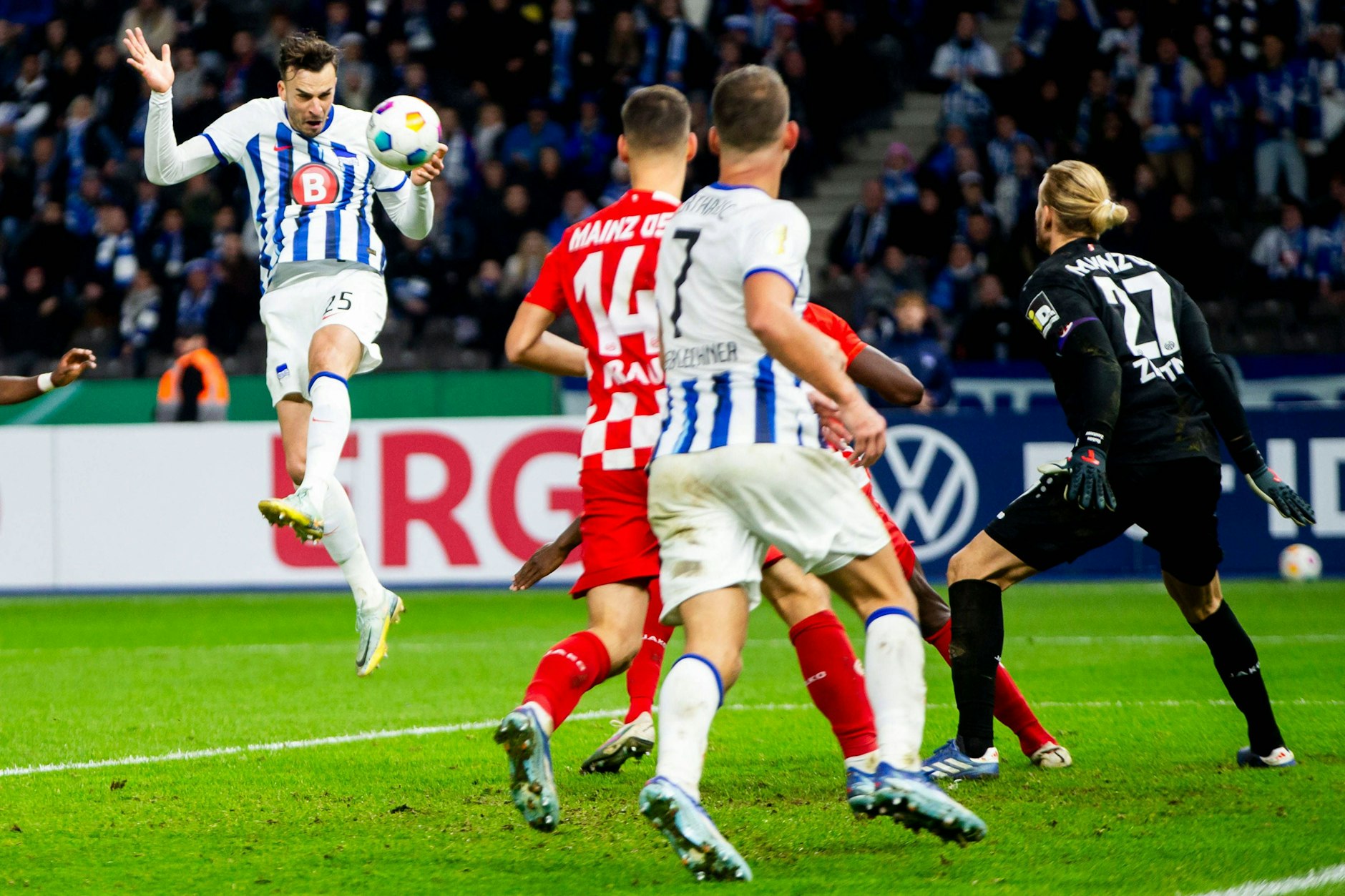 Herthas Stürmer Fluppe Tabakovic steigt hoch und nickt zum 3:0 gegen Mainz ein. Die Blau-Weißen sind im Pokal-Achtelfinale.