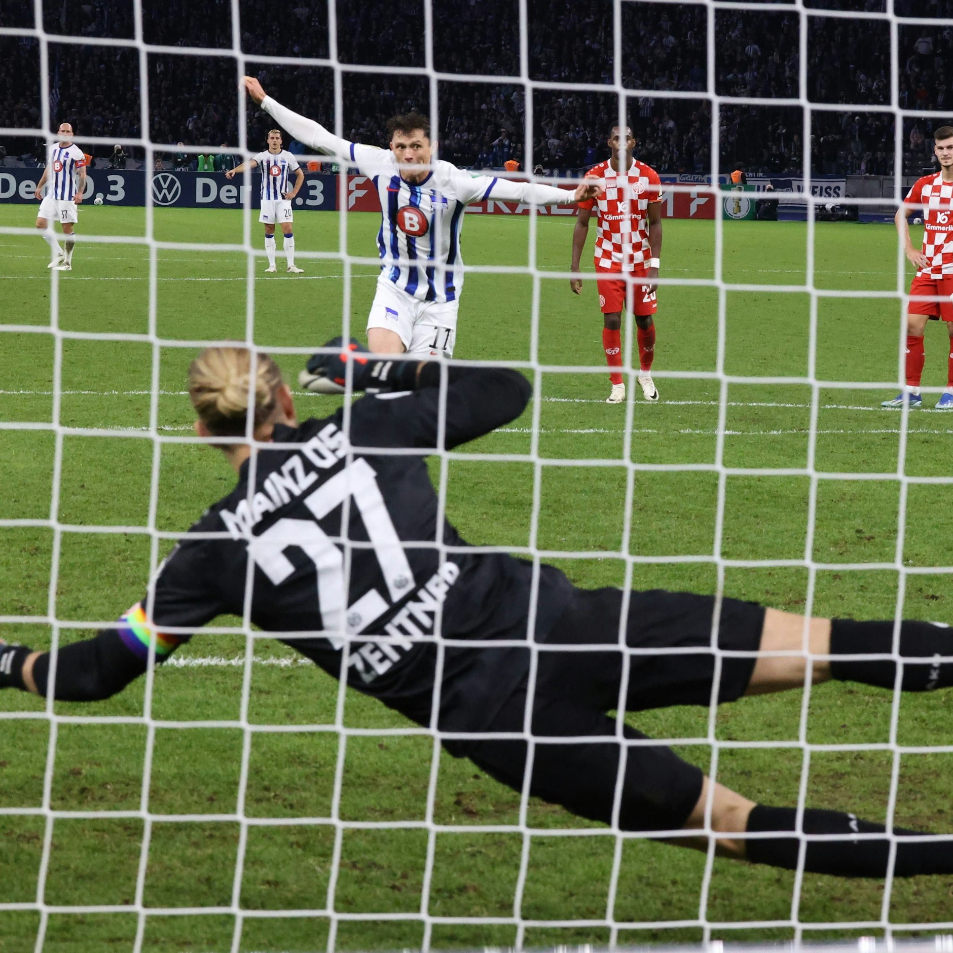 Fabian Reese verwandelte den ersten Elfer in der Nachspielzeit der ersten Halbzeit.