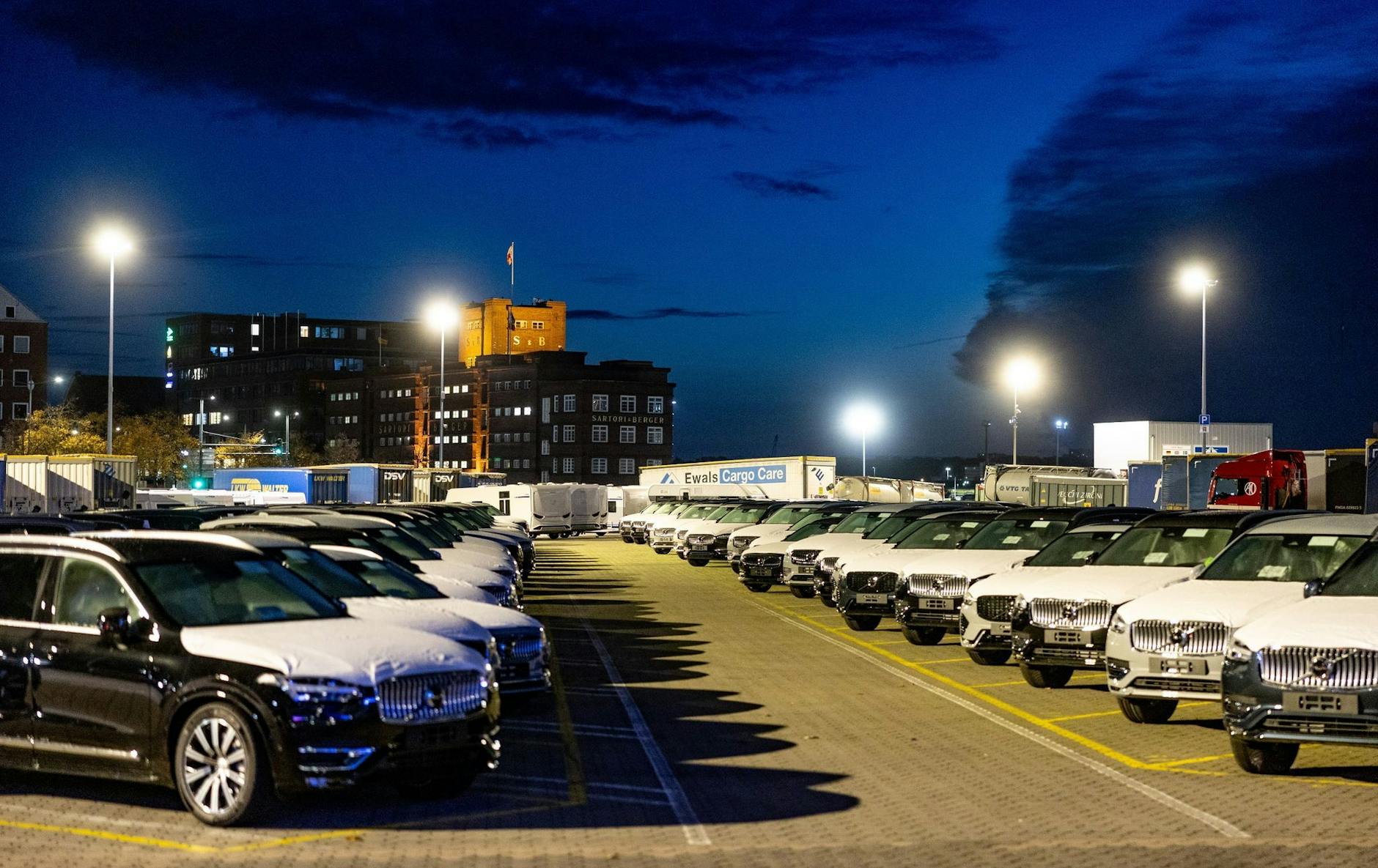 So sieht ein geregeltes System aus: PKW und Sattelauflieger für LKW warten schon früh am Morgen auf die Verladung im Kieler Hafen.