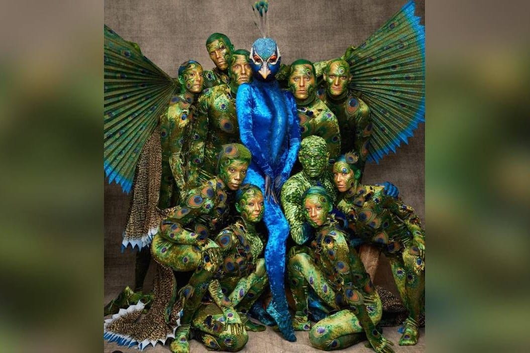 Heidi Klum (50) kam als schillernder Pfau in einem leuchtend blauen Outfit, umgeben von zehn Tänzern und Tänzerinnen als grün-glänzende Pfauenfedern.