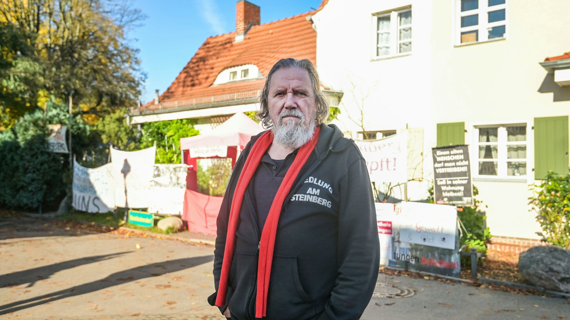 Protest seit vielen Jahren: Hartmut Lenz und Mieter in 18 weiteren Häusern wollen nicht kampflos weichen. 