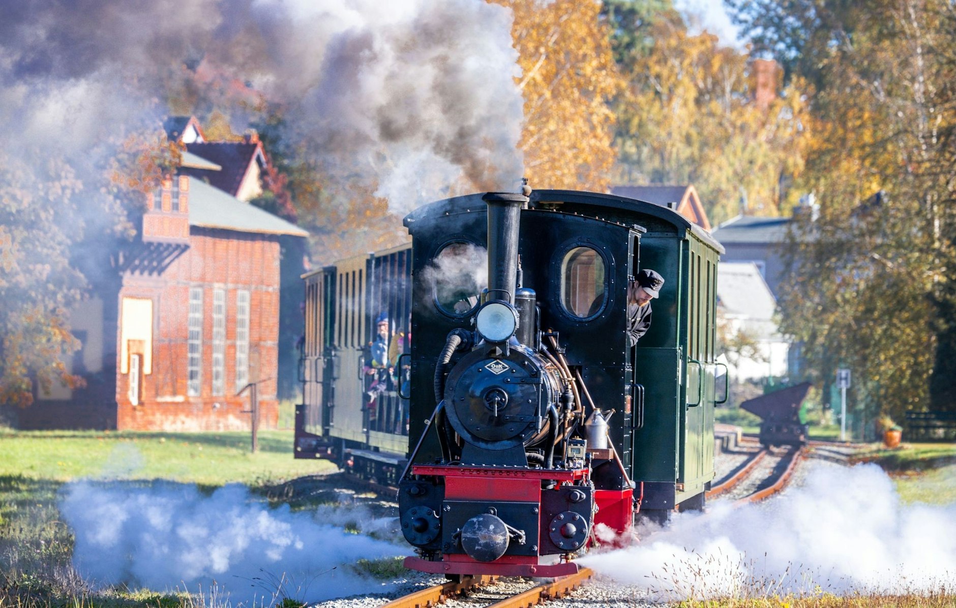 Mit Volldampf in die Winterpause: Zum letzten Mal in dieser Saison zieht eine kleine Dampflok aus dem Jahr 1921 einen Touristenzug in Klütz. Die Kleinbahnstrecke in Nordwestmecklenburg ist unter dem Namen «Kaffeebrenner» bekannt und nur sechs Kilometer lang.  
