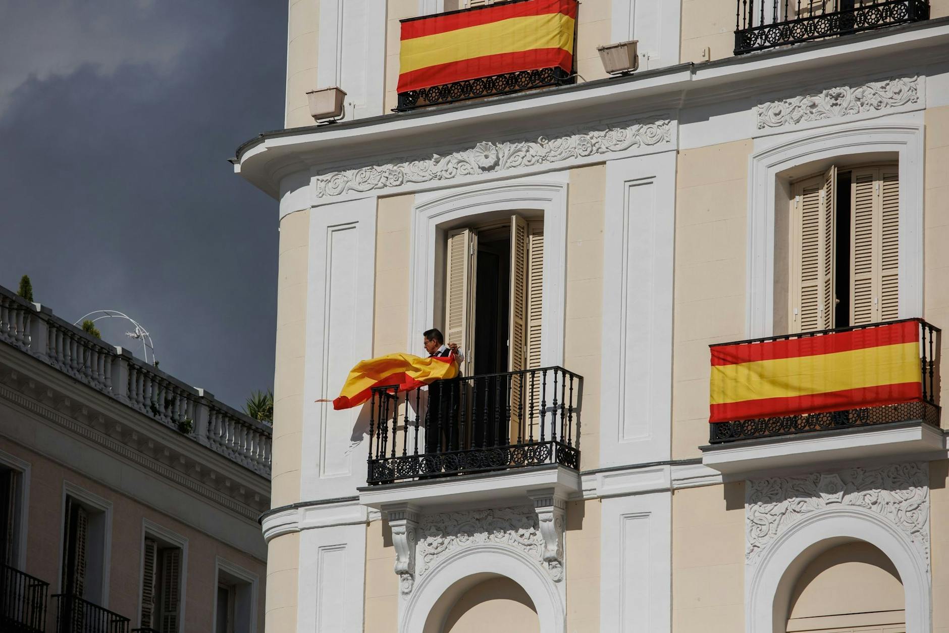 Die Vorbereitungen laufen: Eine Person hängt eine spanische Flagge an einem Balkon auf. Morgen, an ihrem 18. Geburtstag, soll die spanische Thronfolgerin Leonor Eid auf die Verfassung ablegen. A PRESS/dpa