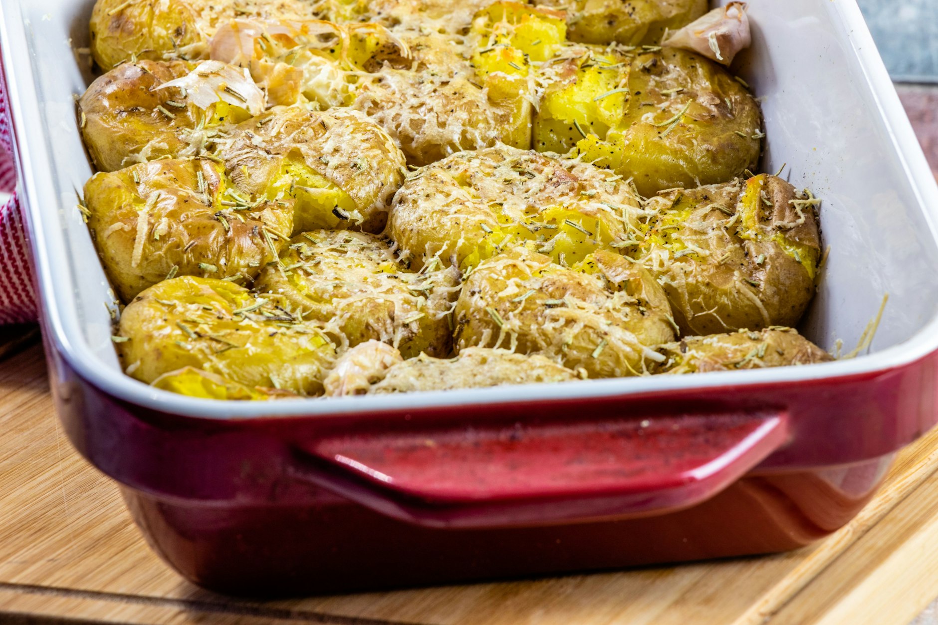 Smashed Potatoes sind nicht nur die einfachsten Backkartoffeln der Welt - nach diesem Rezept sind sie auch noch richtig lecker!