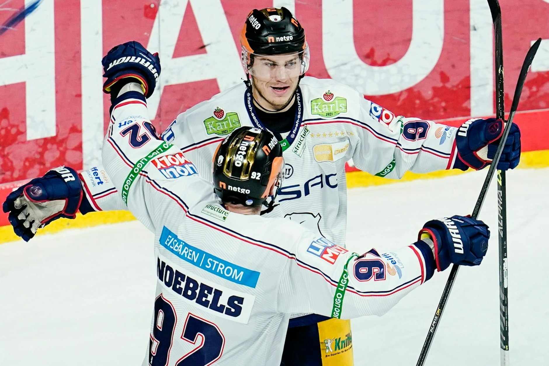 Leonhard Pföderl (hinten) jubelt mit Marcel Noebels.&nbsp;
