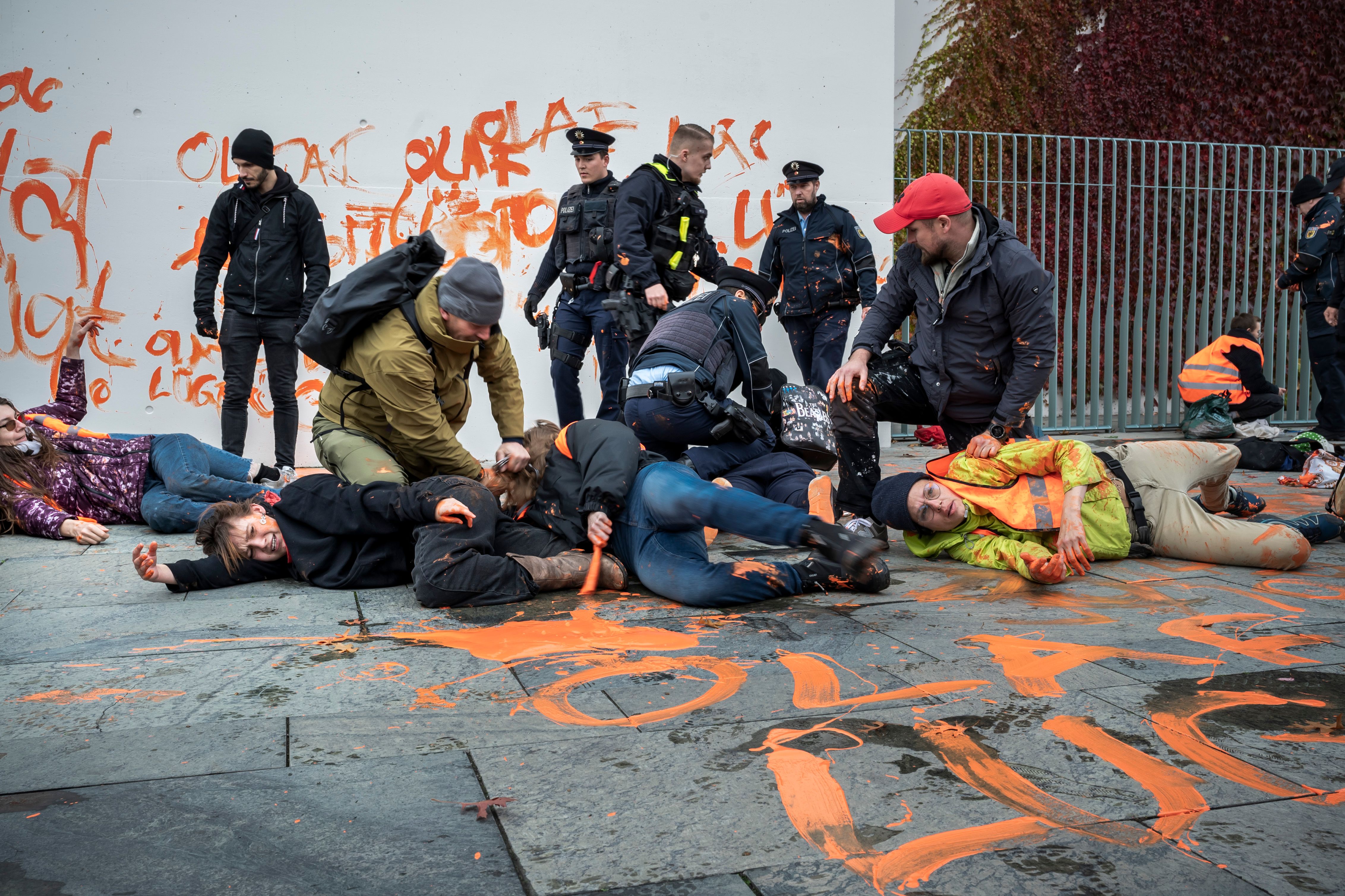 Letzte Generation: LKA ermittelt gegen Berliner Polizisten wegen Körperverletzung