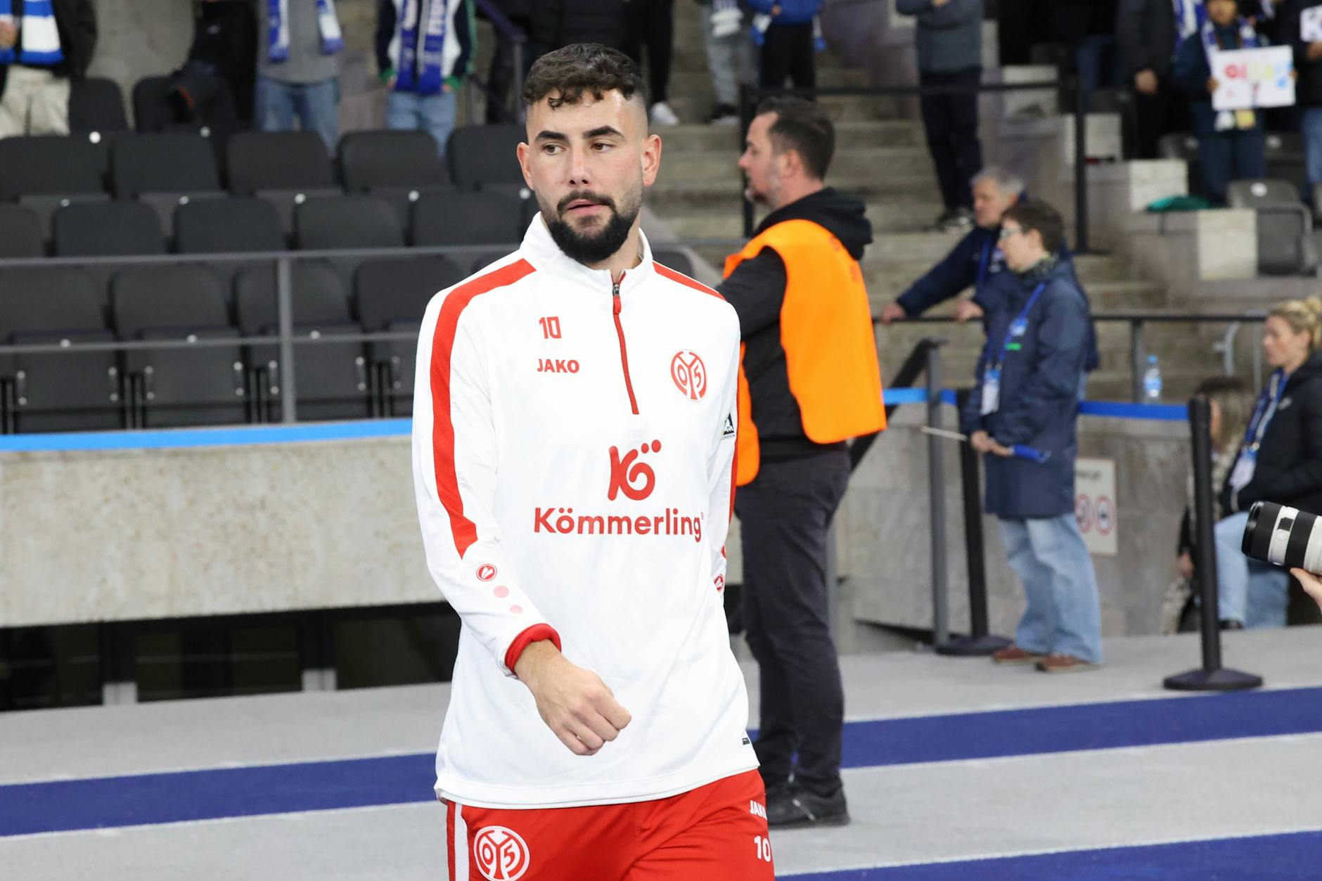 Nachdenklich lief Herthas Ex-Kapitän Marco Richter auf der Tartanbahn des Olympiastadions. Bei Mainz 05 hat er momentan gar kein Glück.