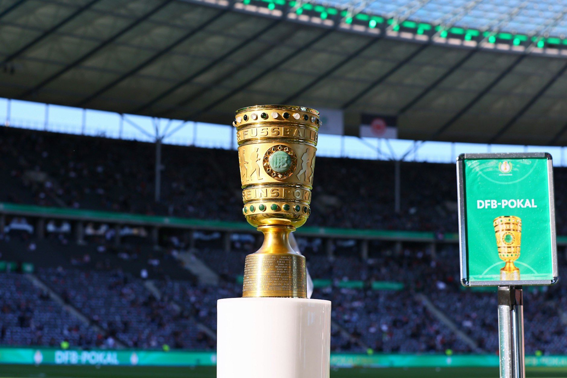 Jedes Jahr steht der Pott vor dem Anpfiff auf der Tartanbahn des Olympiastadions. Kann sich Hertha BSC im Mai 2024 die Pokaltrophäe schnappen?