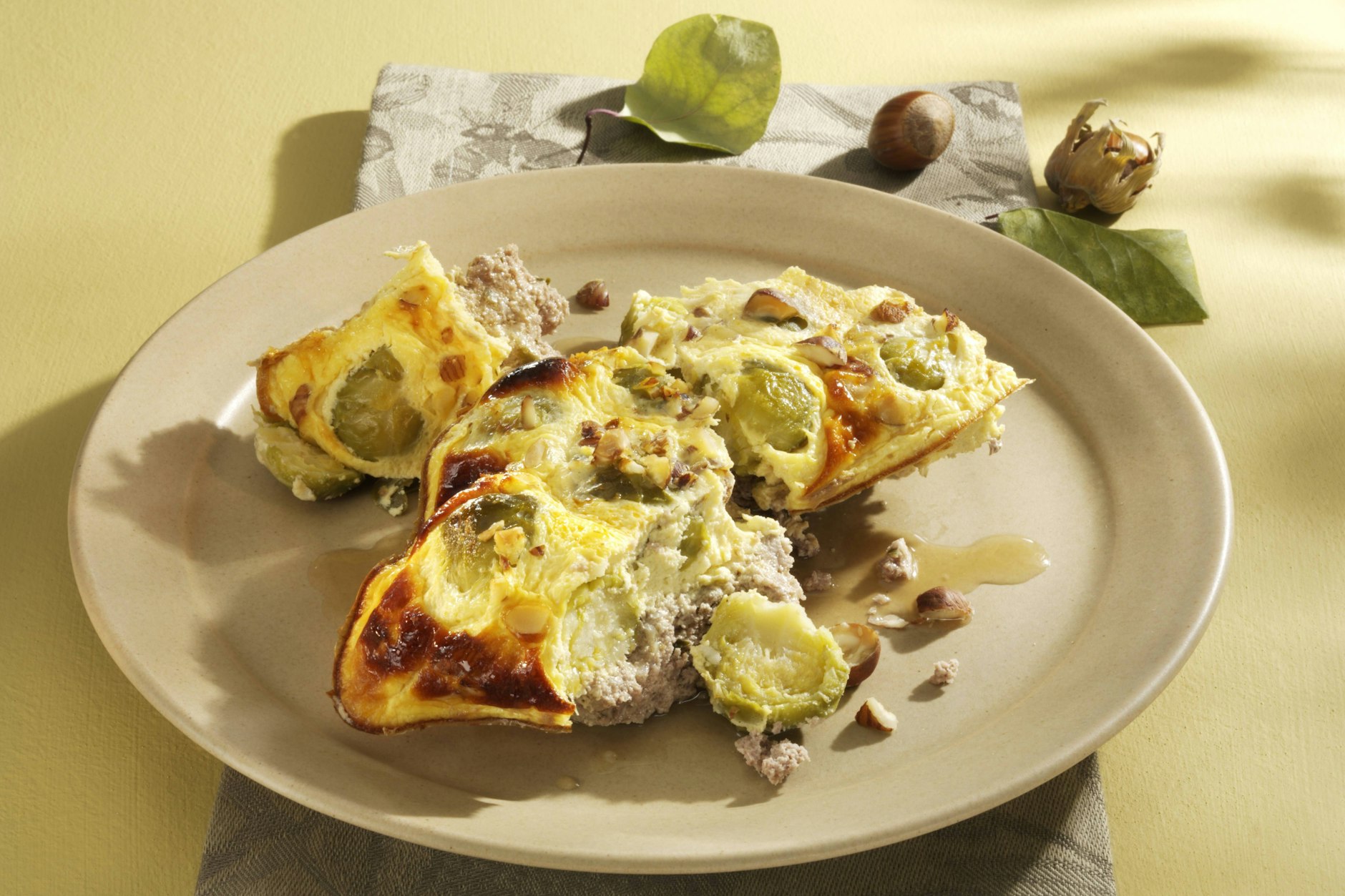 Ein Rosenkohl-Auflauf mit Parmesan weckt die Lebensgeister, wenn der November grau und kühl ist. 