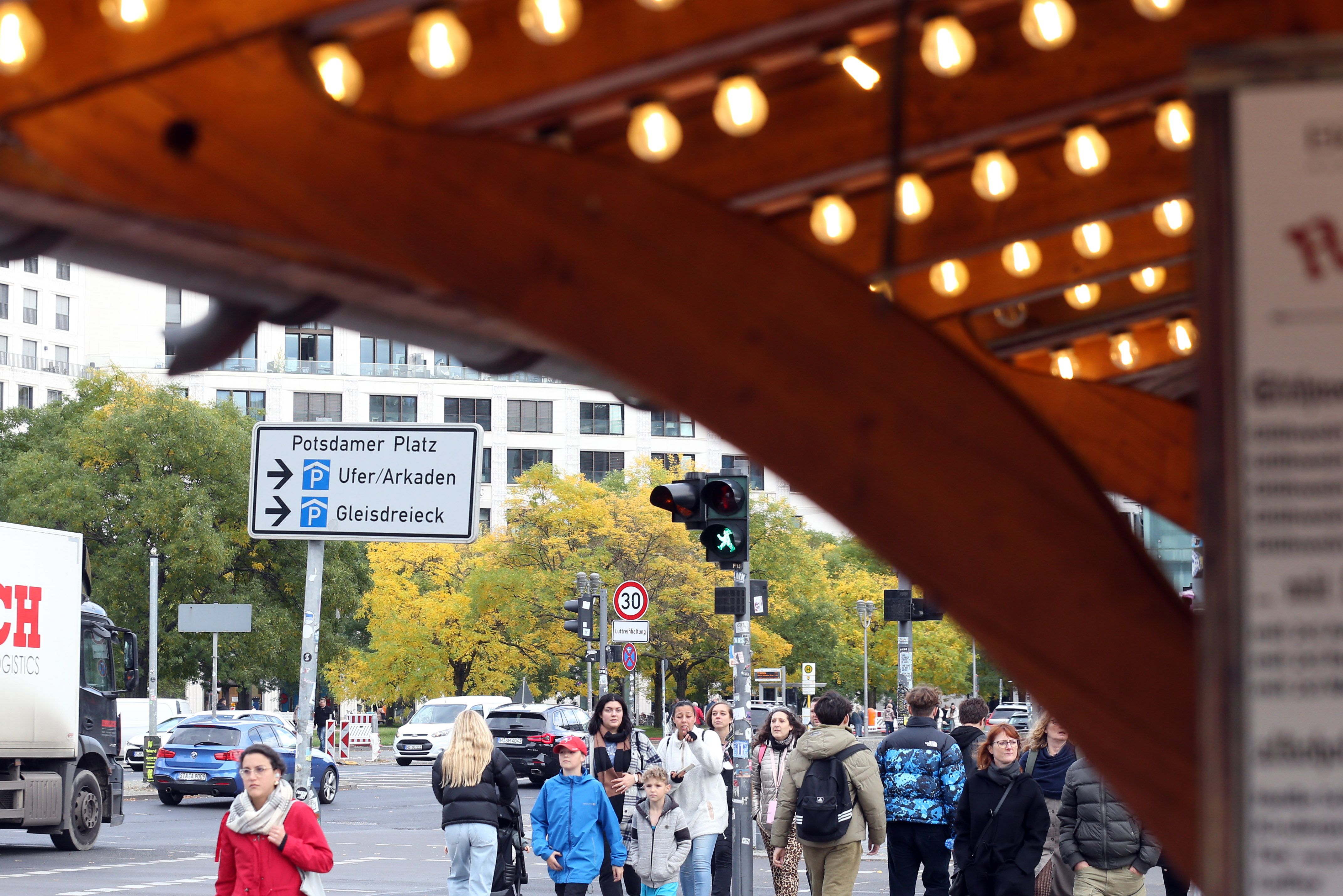 Berlin-Mitte: Winterwelt (nicht Weihnachtsmarkt) – Am Potsdamer Platz wird schon Glühwein getrunken