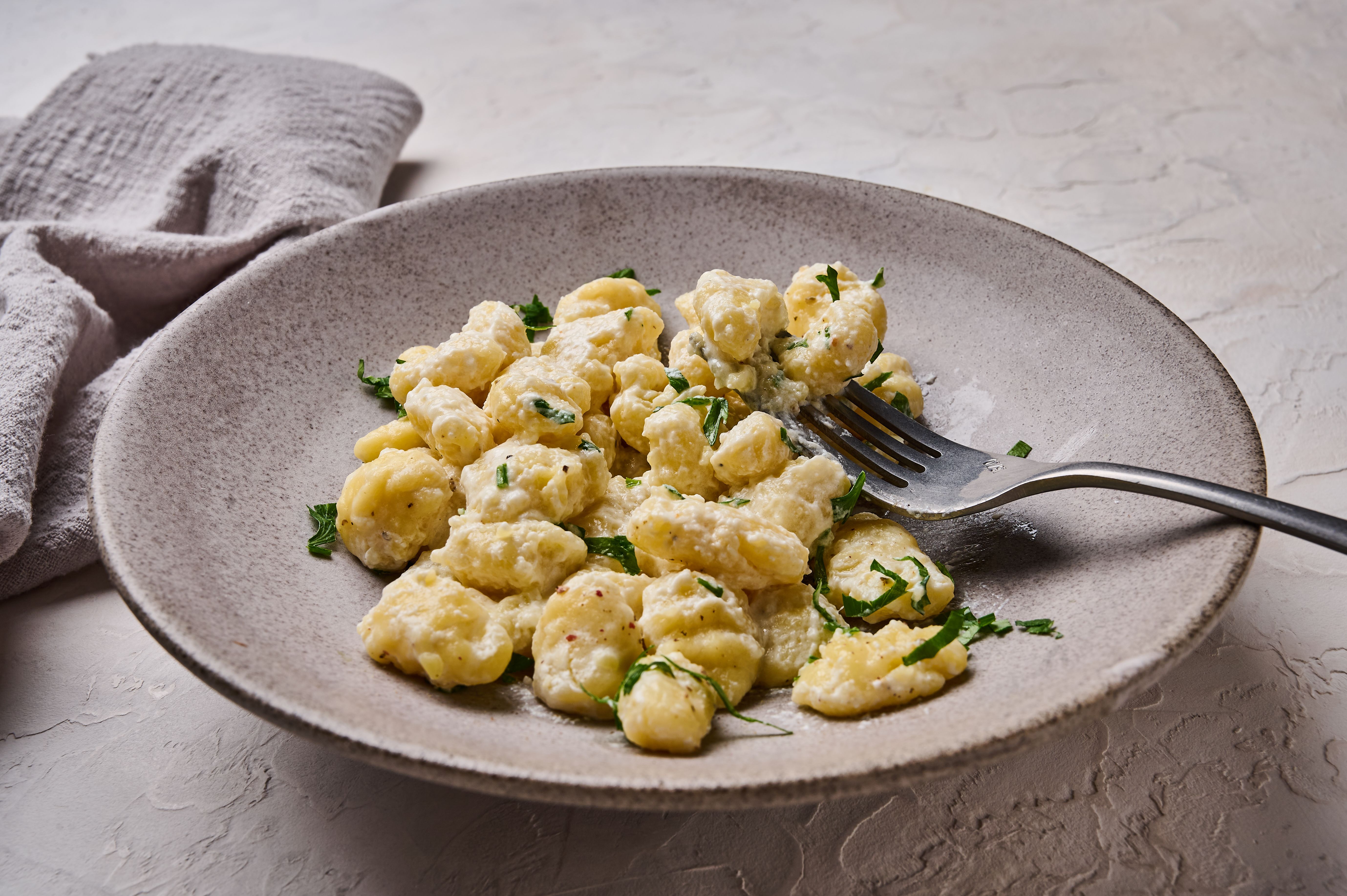Rezept für Gnocchi mit dicker Käsesoße: Genuss mit nur drei Zutaten!