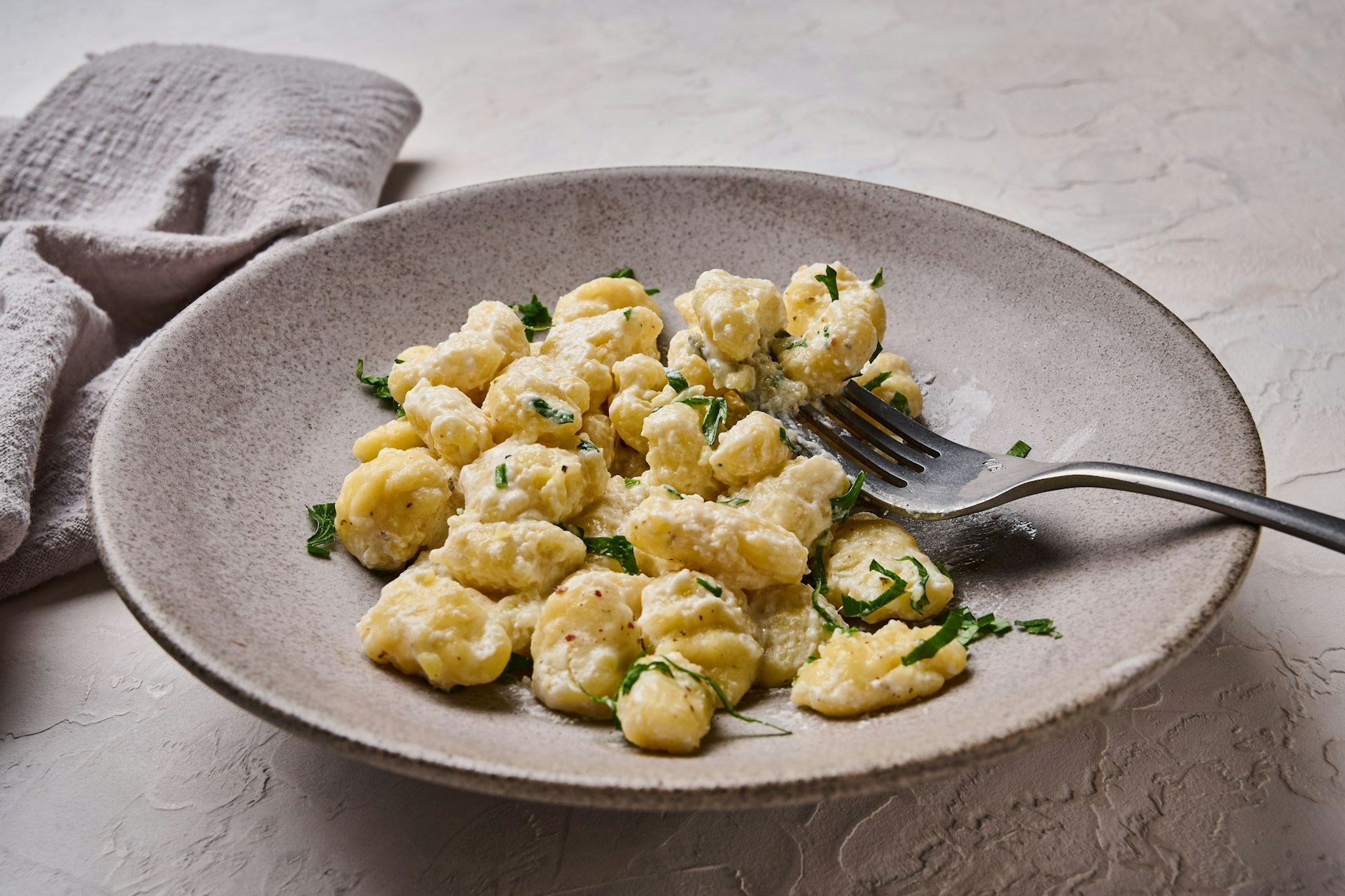 Dieses Rezept für Gnocchi mit Käsesoße ist ein Genuss - und nicht schwer zuzubereiten. Es braucht dafür nur drei Zutaten, der Rest findet sich im Kühl- oder Vorratsschrank.