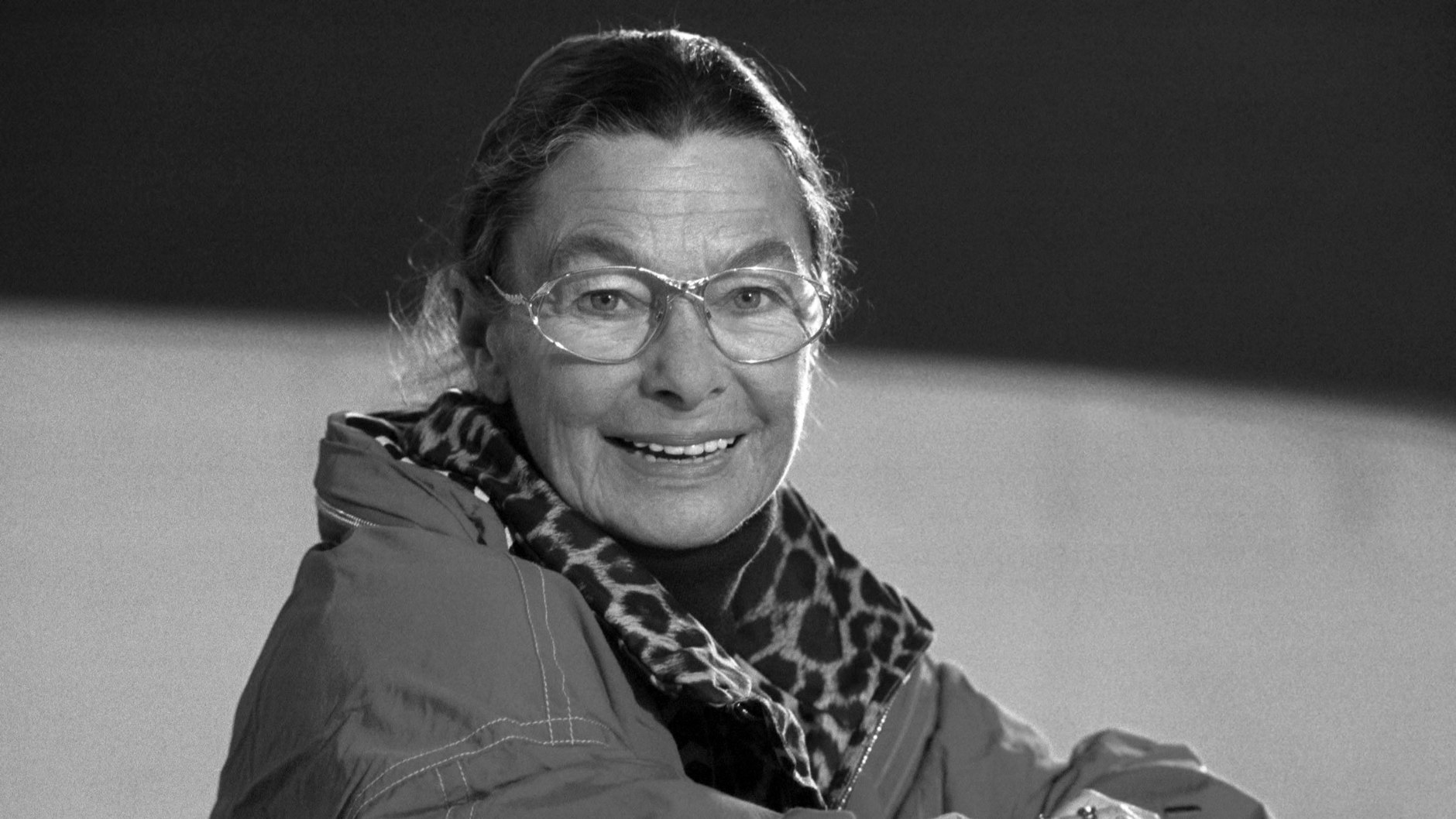 Jutta Müller, erfolgreichste Eiskunstlauftrainerin der Welt, aufgenommen in der Trainingshalle des Küchwald-Stadions. Im DDR-Sport war Jutta Müller eine der schillerndsten und erfolgreichsten Trainerinnen. Linientreue und SED-Mitgliedschaft hielten die «Eiserne Lady» des Eiskunstlaufs nicht davon ab, mit Pelzmantel in den Arenen der Welt die Erfolge an der Seite ihrer Schützlinge zu feiern.&nbsp;