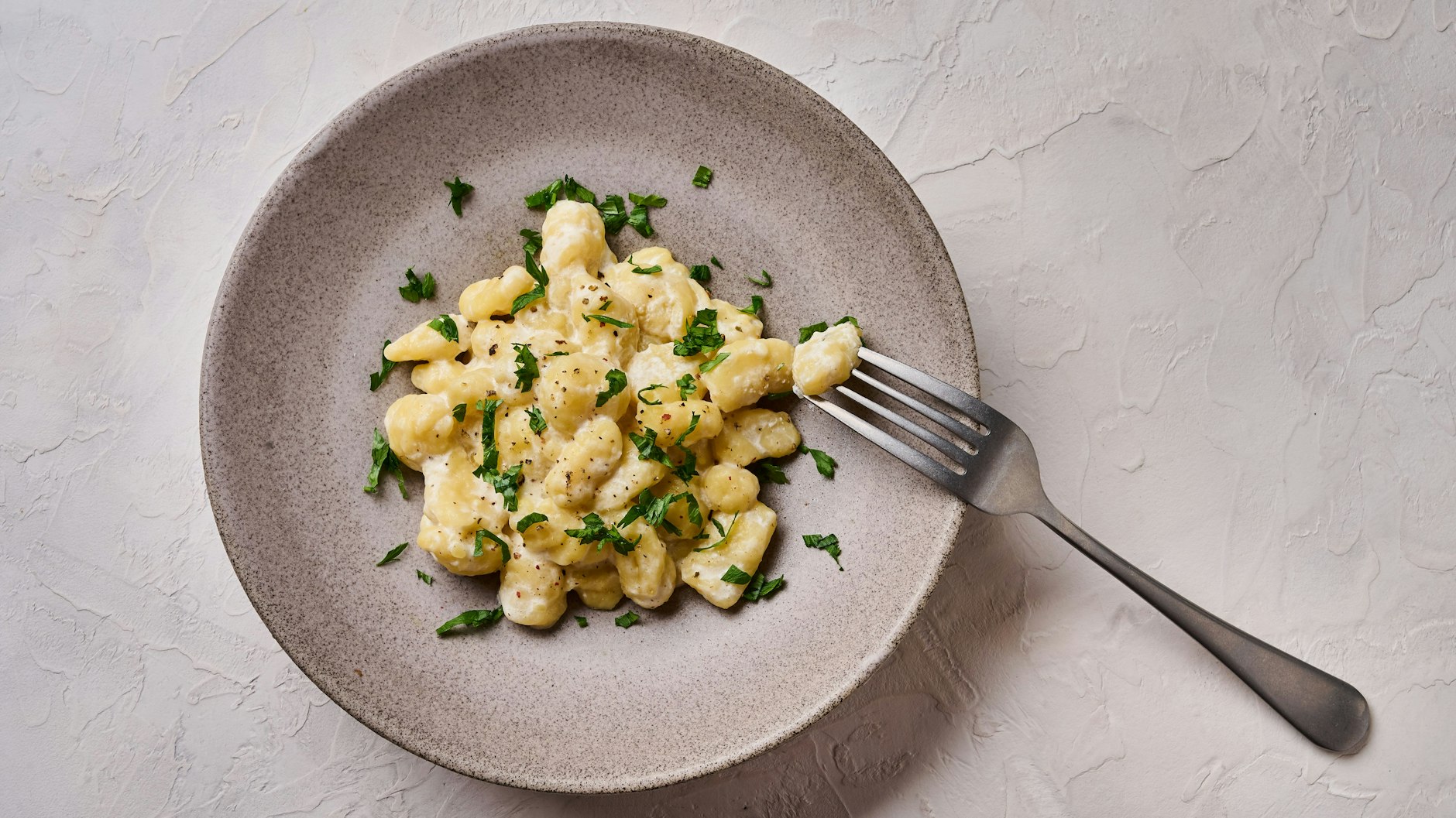 Gnocchi lassen sich vielseitig verwenden, zum Beispiel für dieses Rezept für Gnocchi mit Käsesoße.