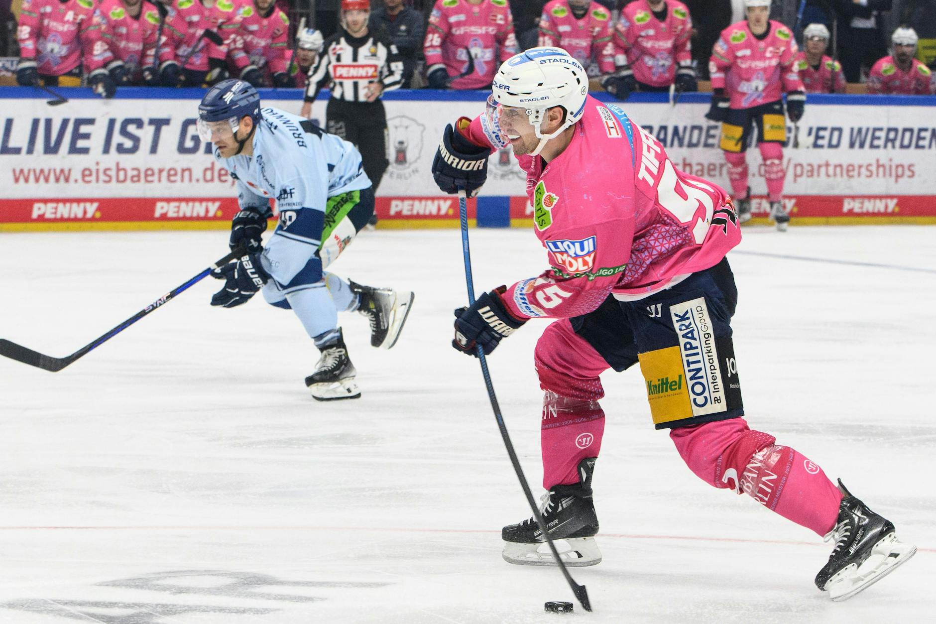 Da biegt sich die Kelle: Eisbär Frederik Tiffels zieht ab.