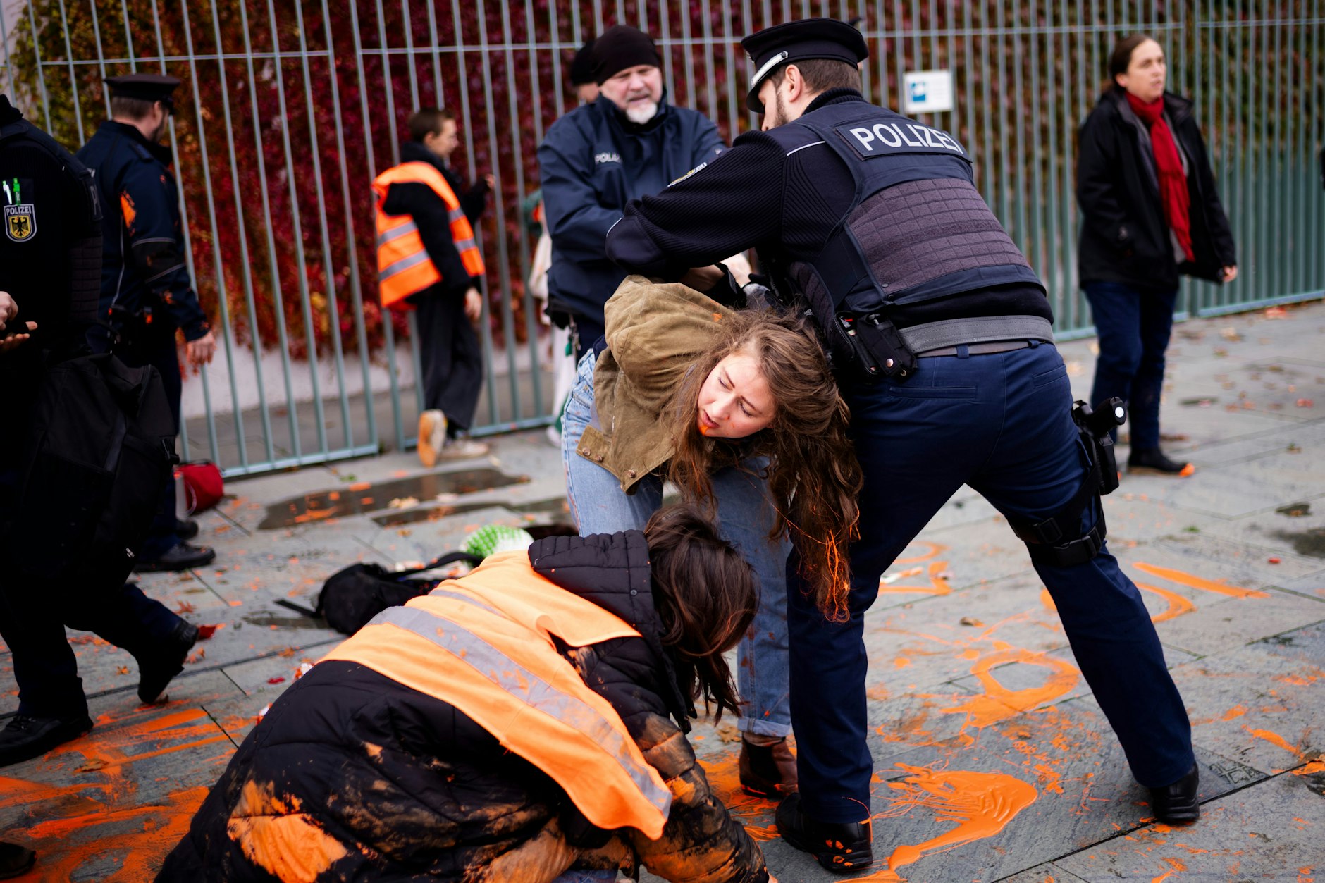 Am Dienstag beschmierten die Klimakleber das Kanzleramt von außen.