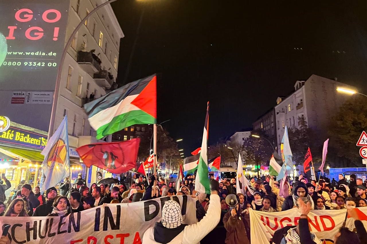 Vom Ernst-Abbe-Gymnasium in Neukölln zog am Donnerstagabend eine Pro-Palästina-Demo die Sonnenallee entlang.
