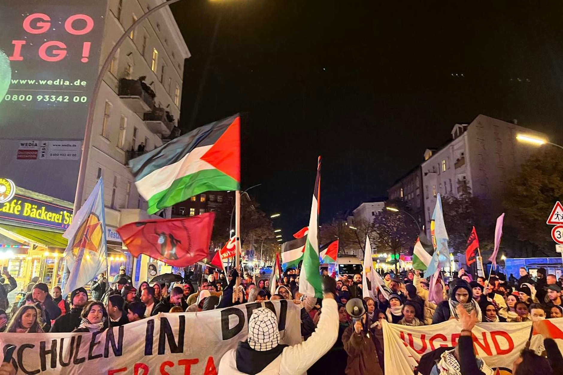 Vom Ernst-Abbe-Gymnasium in Neukölln zog am Donnerstagabend eine Pro-Palästina-Demo die Sonnenallee entlang.