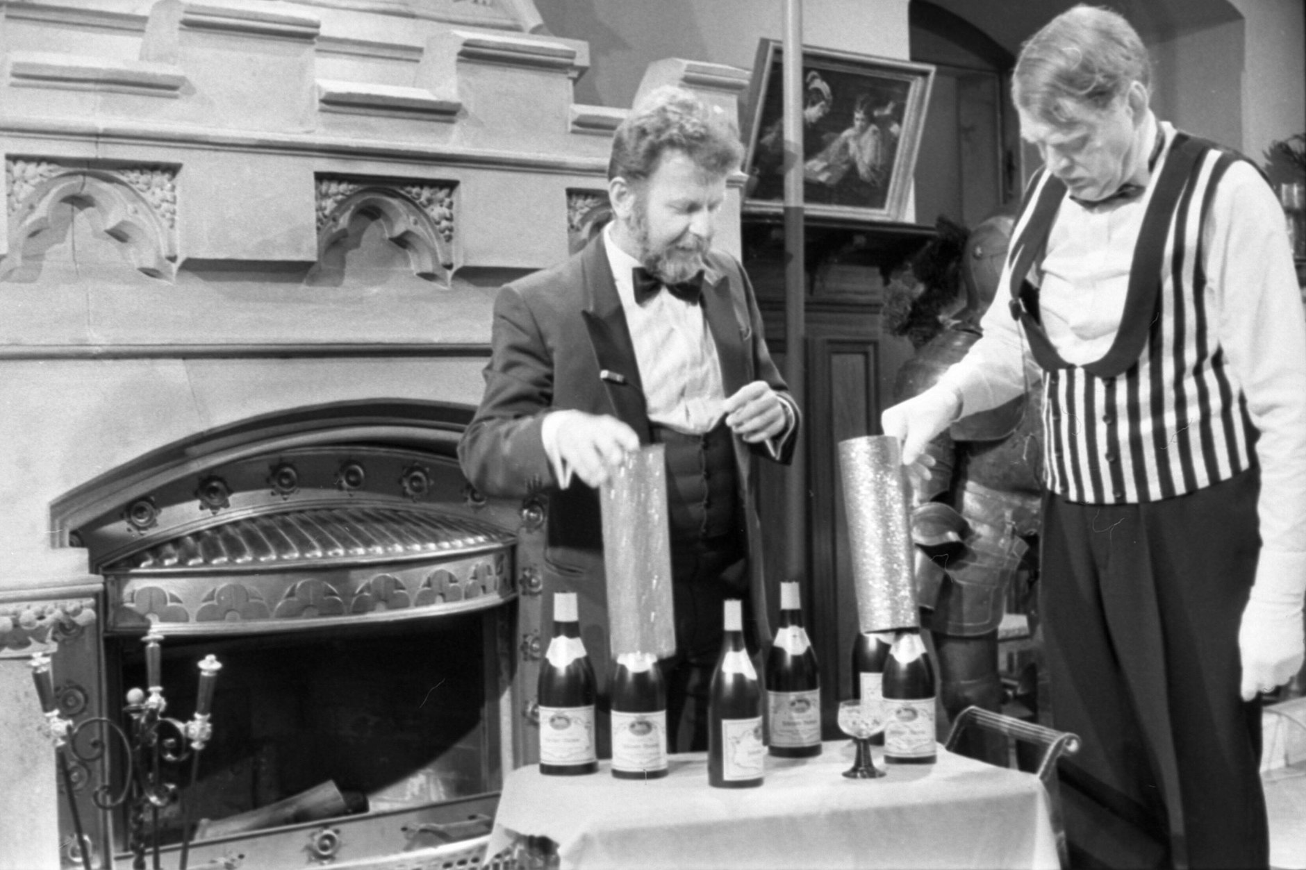 Peter Kersten, besser bekannt als „Zauberpeter“, mit seinem Butler auf Schloss Kuckuckstein.