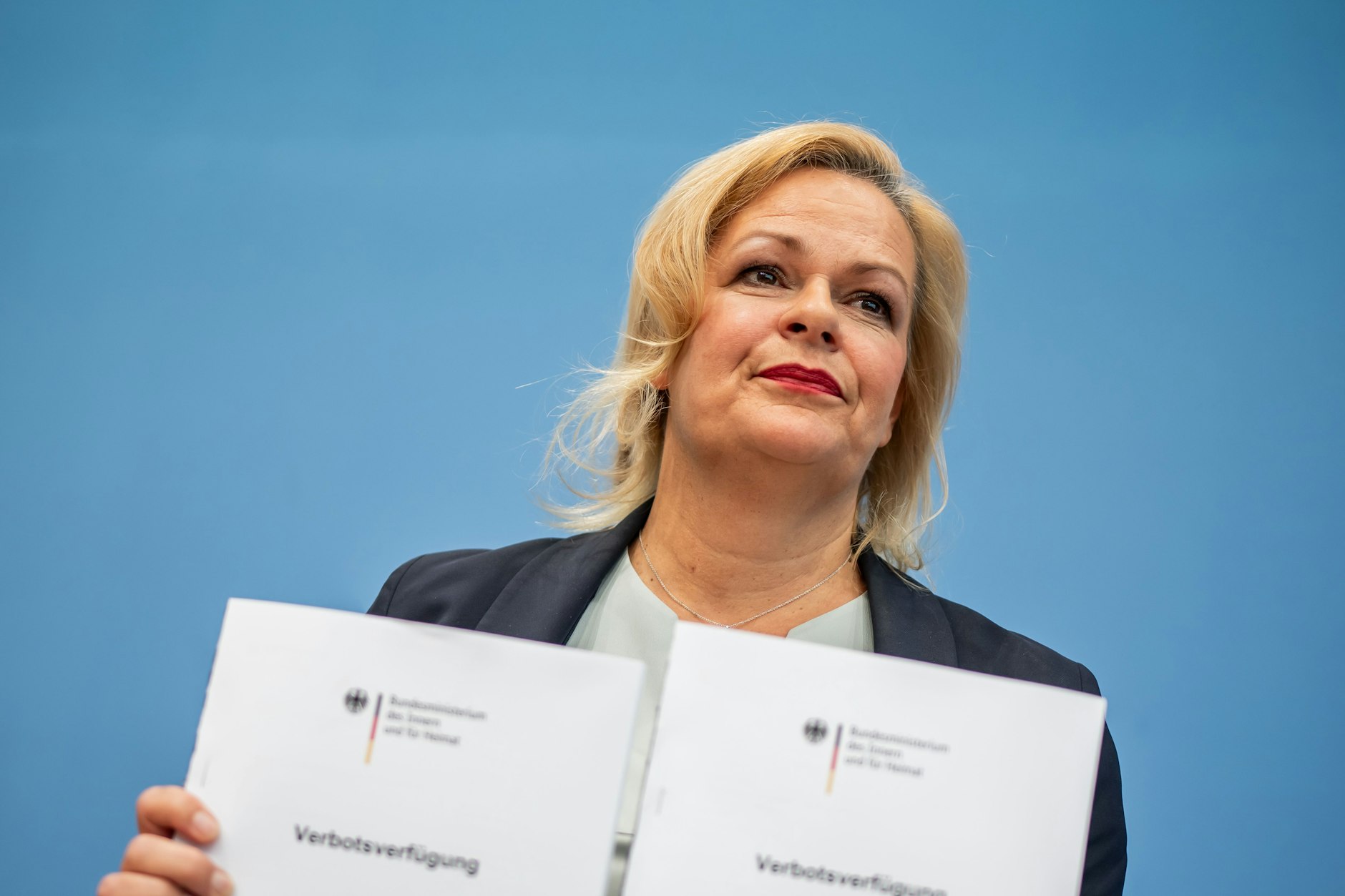 Nancy Faeser (SPD), Bundesministerin des Innern und Heimat, hält Verbotsverfügungen in den Händen. Faeser hat die islamistische Palästinenserorganisation Hamas und das pro-palästinensische Netzwerk Samidoun verboten. 