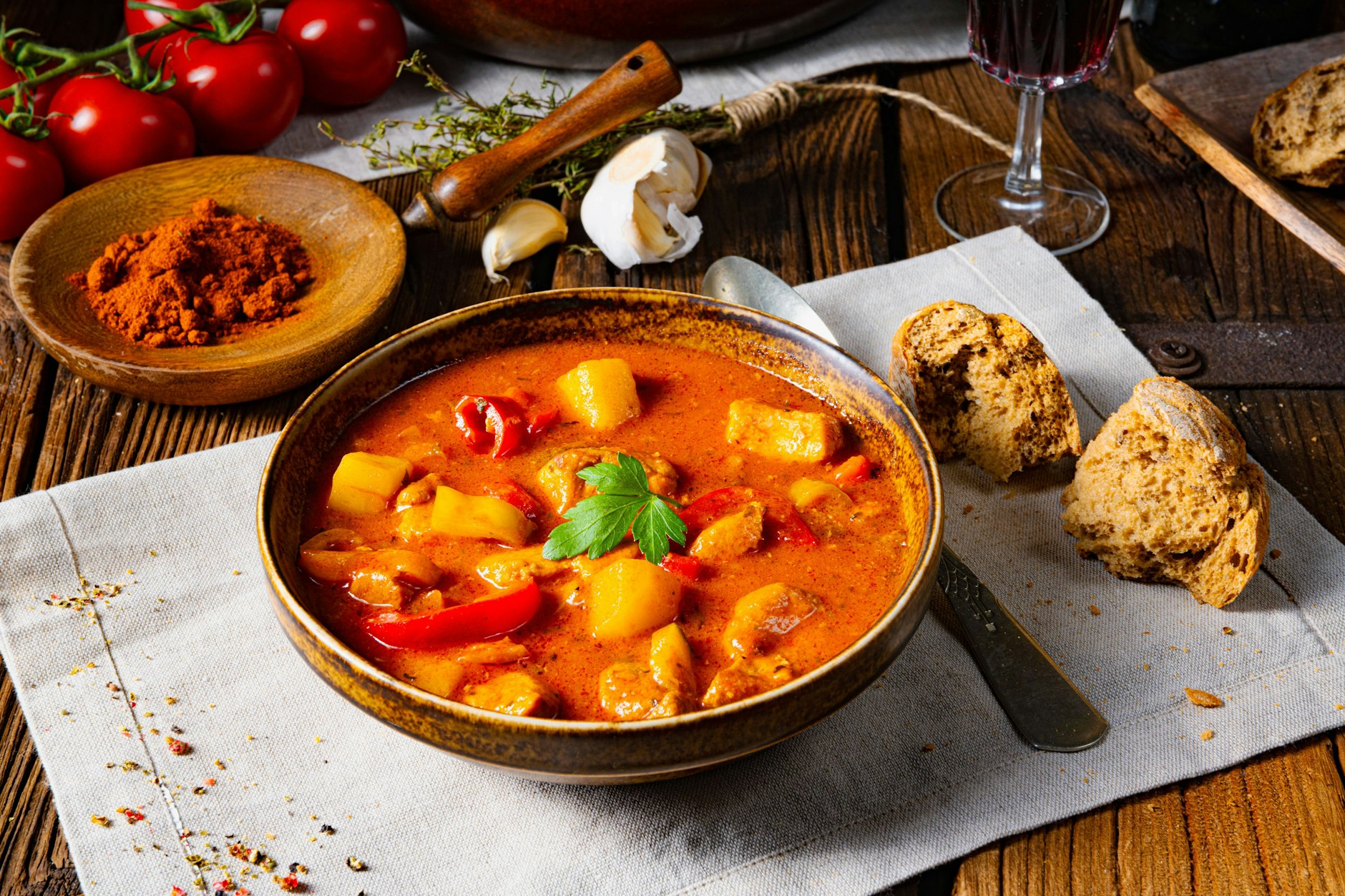 Dieses Rezept für Gulaschsuppe ungarische Art ist einfach ein Klassiker: Mit Kartoffeln und Paprika wird der Gulaschtopf zum echten Genuss.