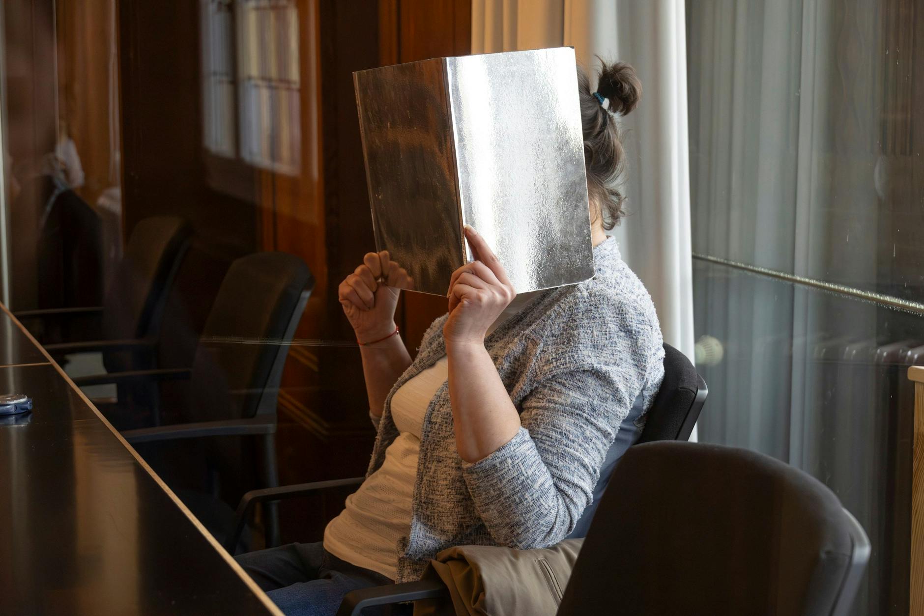 Die Angeklagte Isabella W. schwieg in Berlin zu den Vorwürfen. Es geht beim Prozess um den Tod eines Obdachlosen.