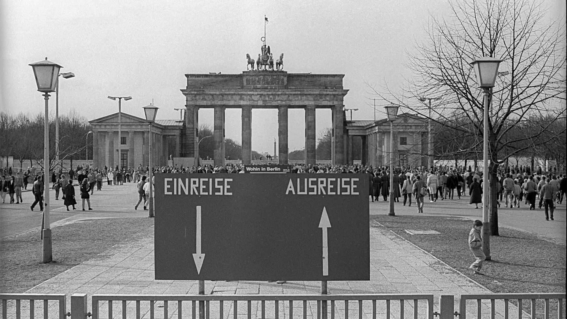 Am 31. Dezember 1989 gab es am Brandenburger Tor noch einen Grenzübergang. Dennoch wurde eine Riesen-Party gefeiert.