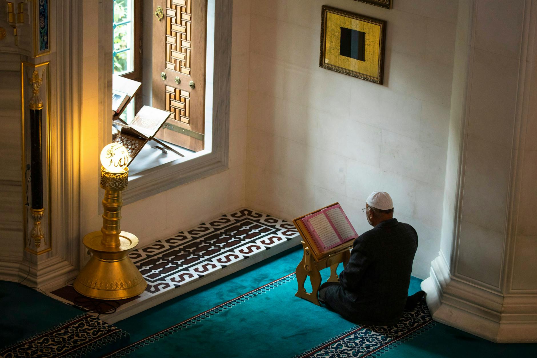 Ein Imam betet in einer Berliner Moschee.