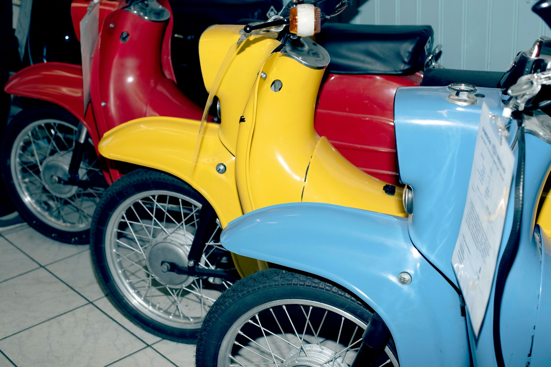 Simson Rot DDR-Mopeds: Auf die Plätze, Simson, los! Warum die Ost-Maschinen so ...