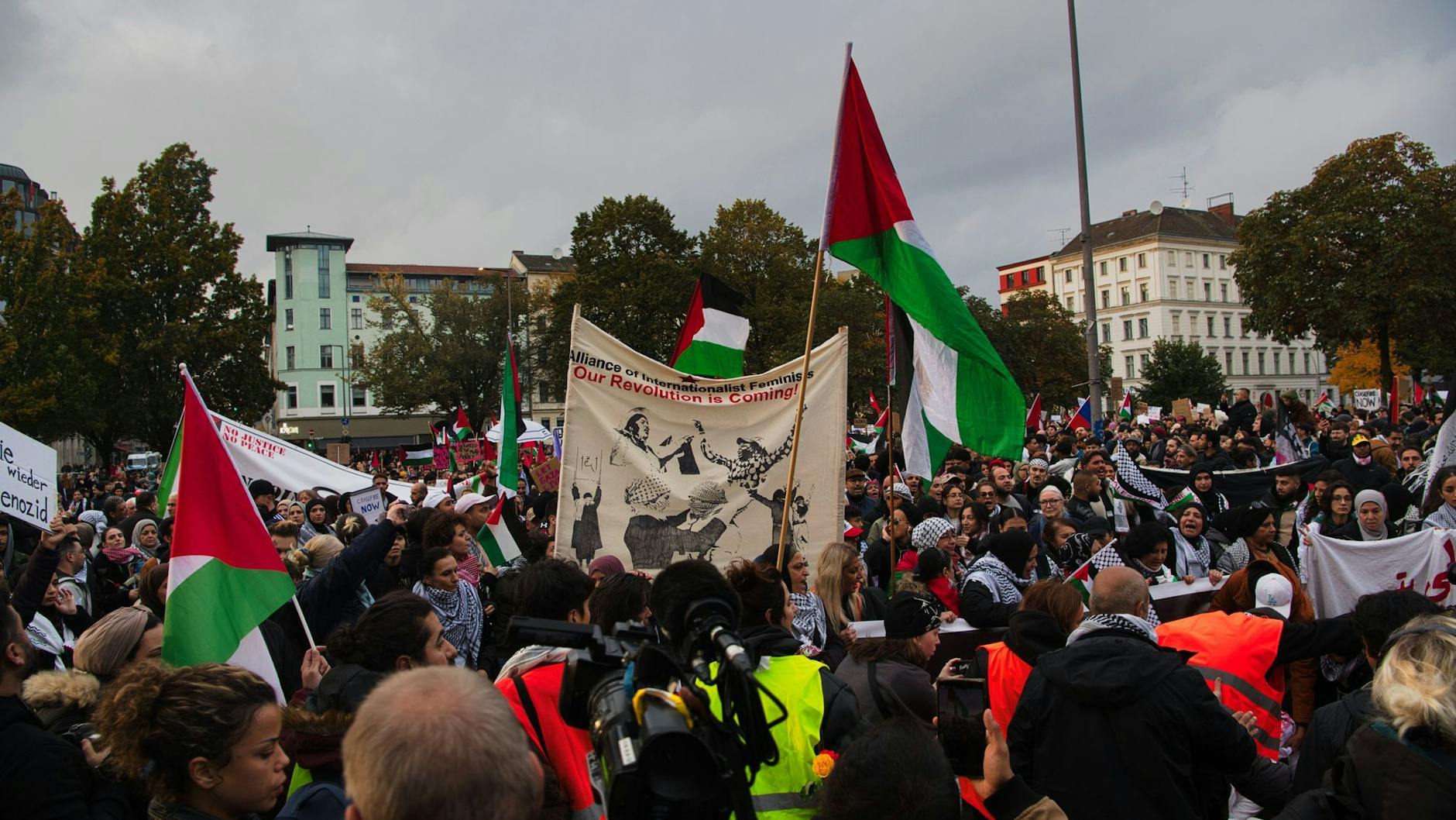 Menschen ziehen bei einer Pro-Palästina-Demonstration durch Kreuzberg. 