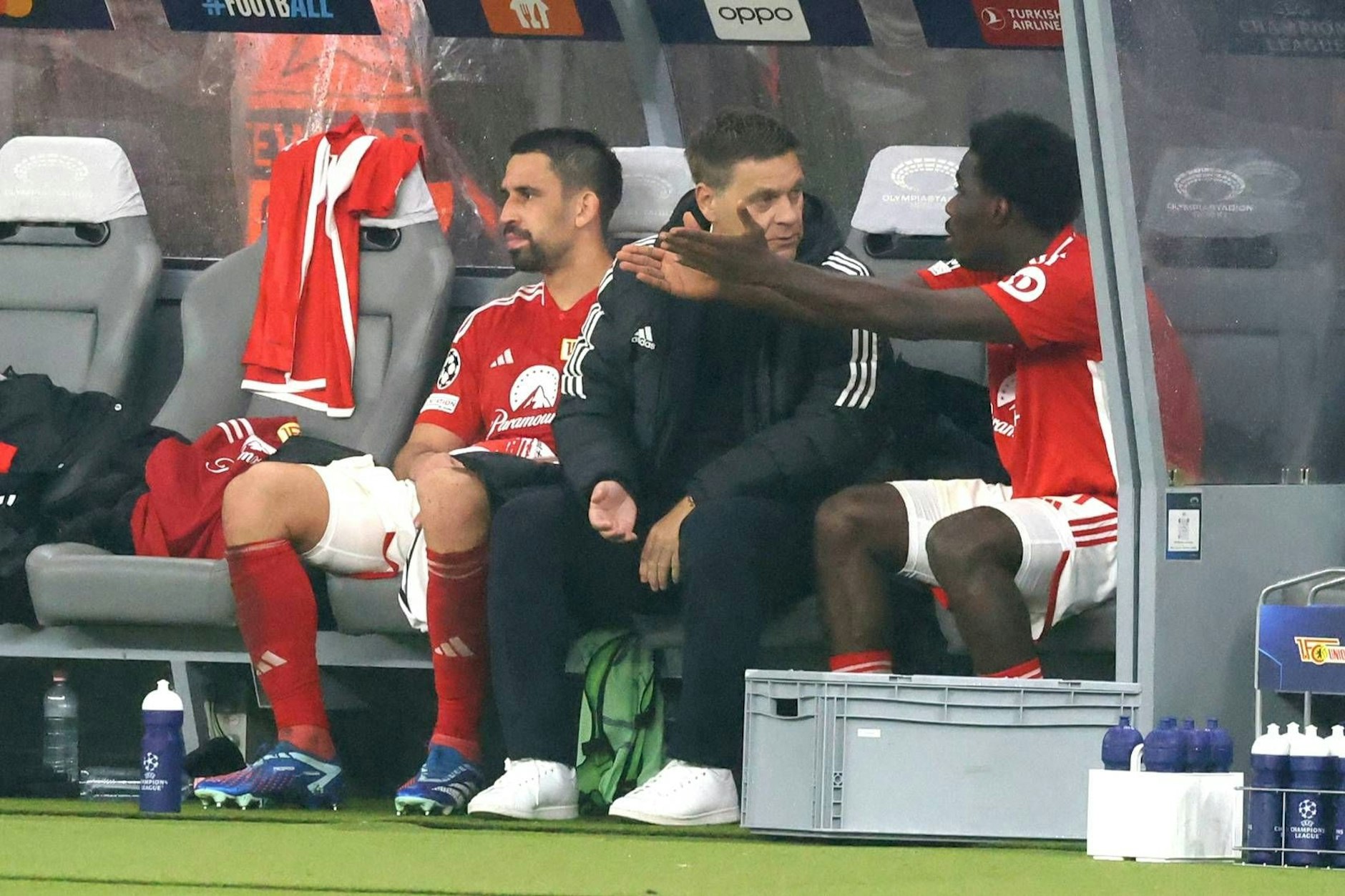David Fofana meckerte nach seinem Handschlag-Eklat auf der Bank und bekommt von Union-Manager Oliver Ruhnert ein paar Worte gesagt.&nbsp;