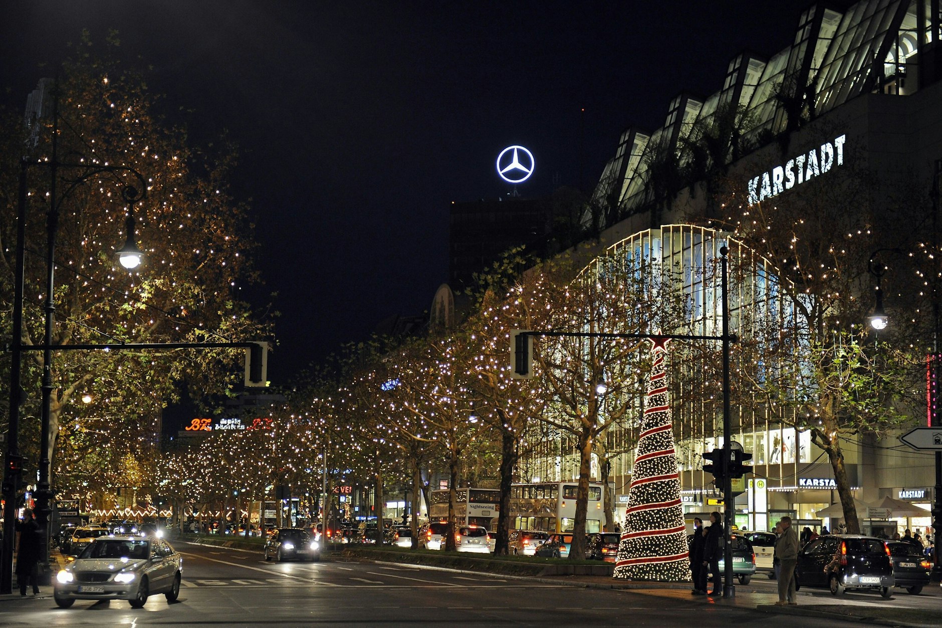 Traditionell wird der Kurfürstendamm jährlich im November und Dezember hell erleuchtet.