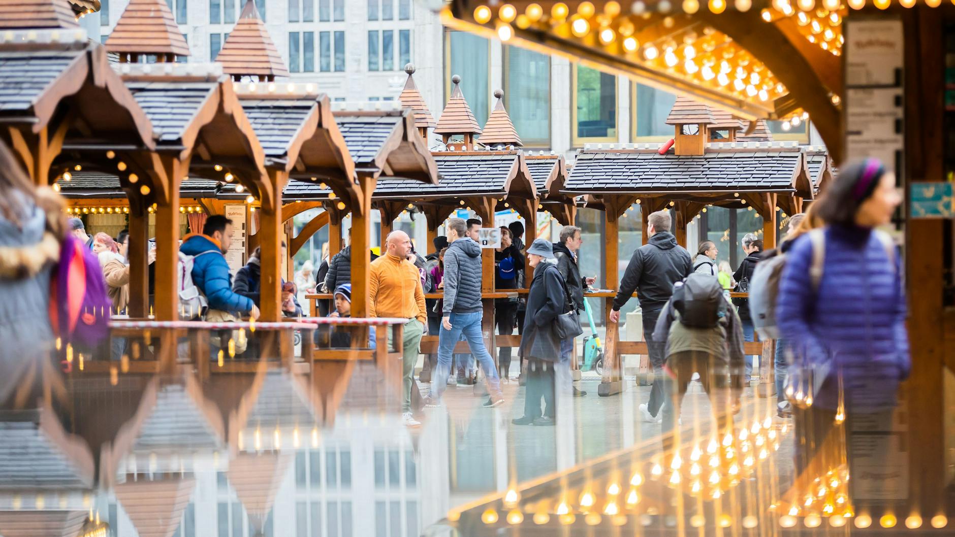 Die Winterwelt am Potsdamer Platz öffnete bereits am Samstag – der Weihnachtsmarkt steht Besuchern vom 27. November bis 26. Dezember 2023 offen. 