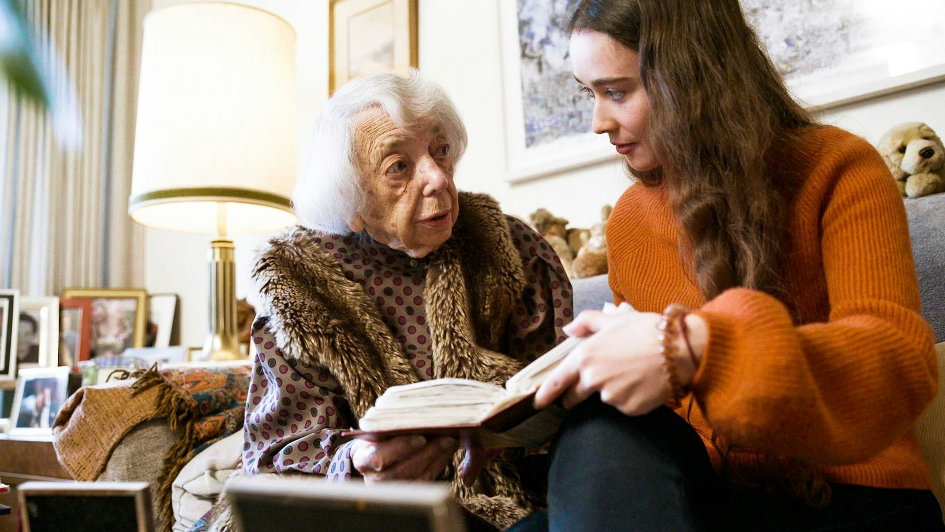 Dreharbeiten mit der Holocaustüberlebenden Margot Friedländer und Julia Anna Grob, die die Hauptrolle spielt.&nbsp;&nbsp;