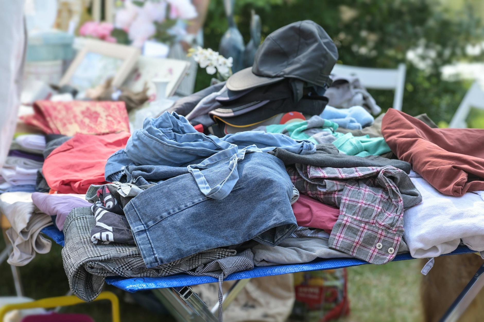 Wer neue Kleidung benötigt, sollte einen der vielen Berliner Flohmärkte besuchen.