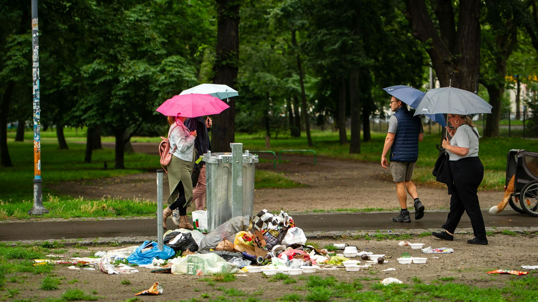 Ein übliches Bild im Volkspark Friedrichshain: Vor allem nach den Wochenenden quellen die Mülleimer gern über.