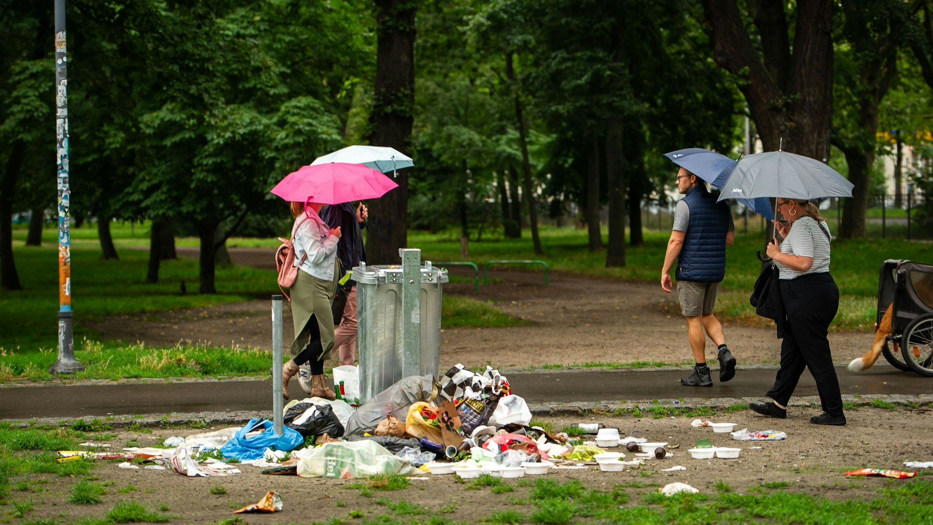Ein übliches Bild im Volkspark Friedrichshain: Vor allem nach den Wochenenden quellen die Mülleimer gern über.