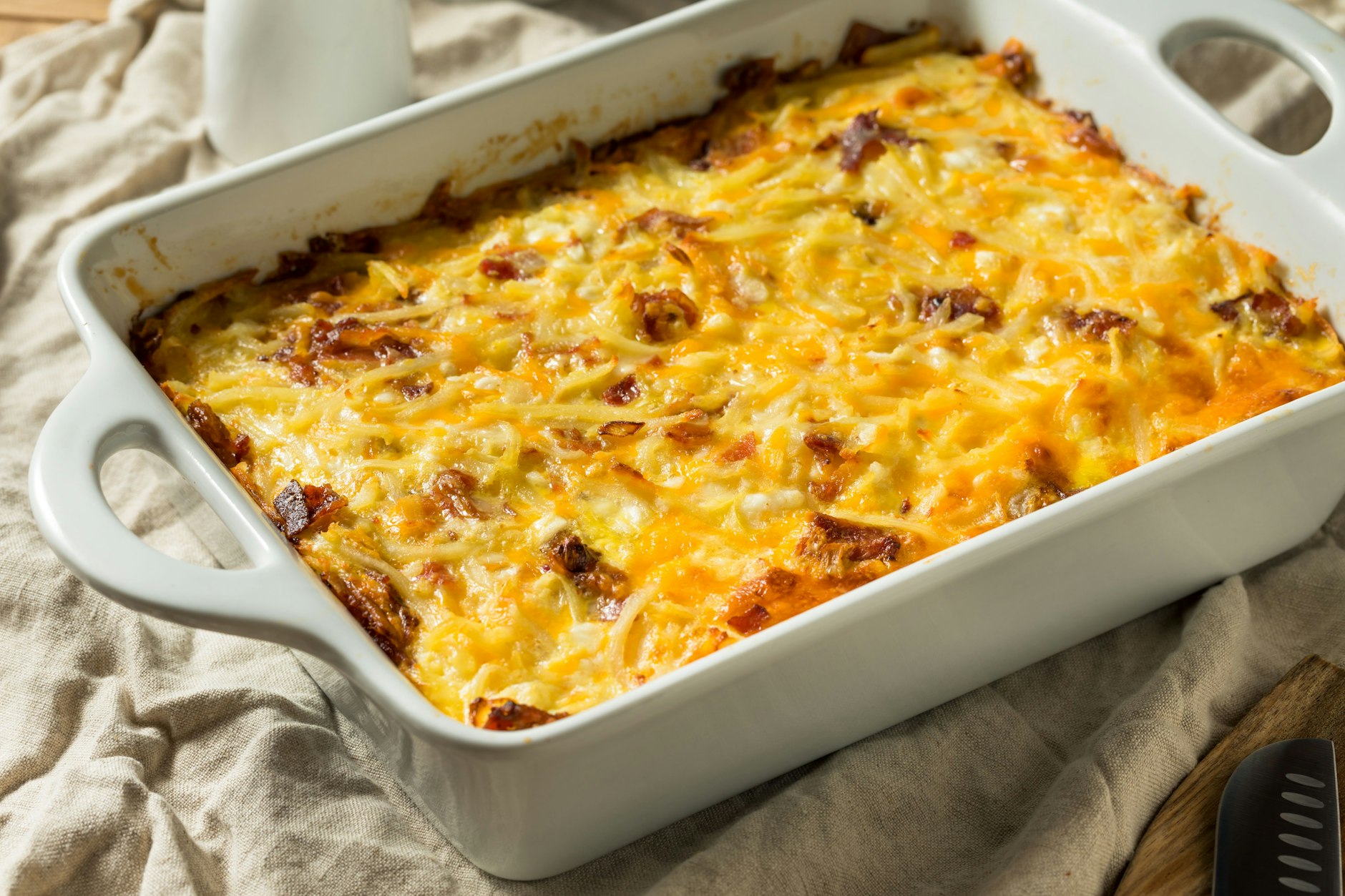 Dieses Rezept für Auflauf aus Eiern, Speck, Käse und Kartoffeln ist für das Frühstück einfach perfekt.