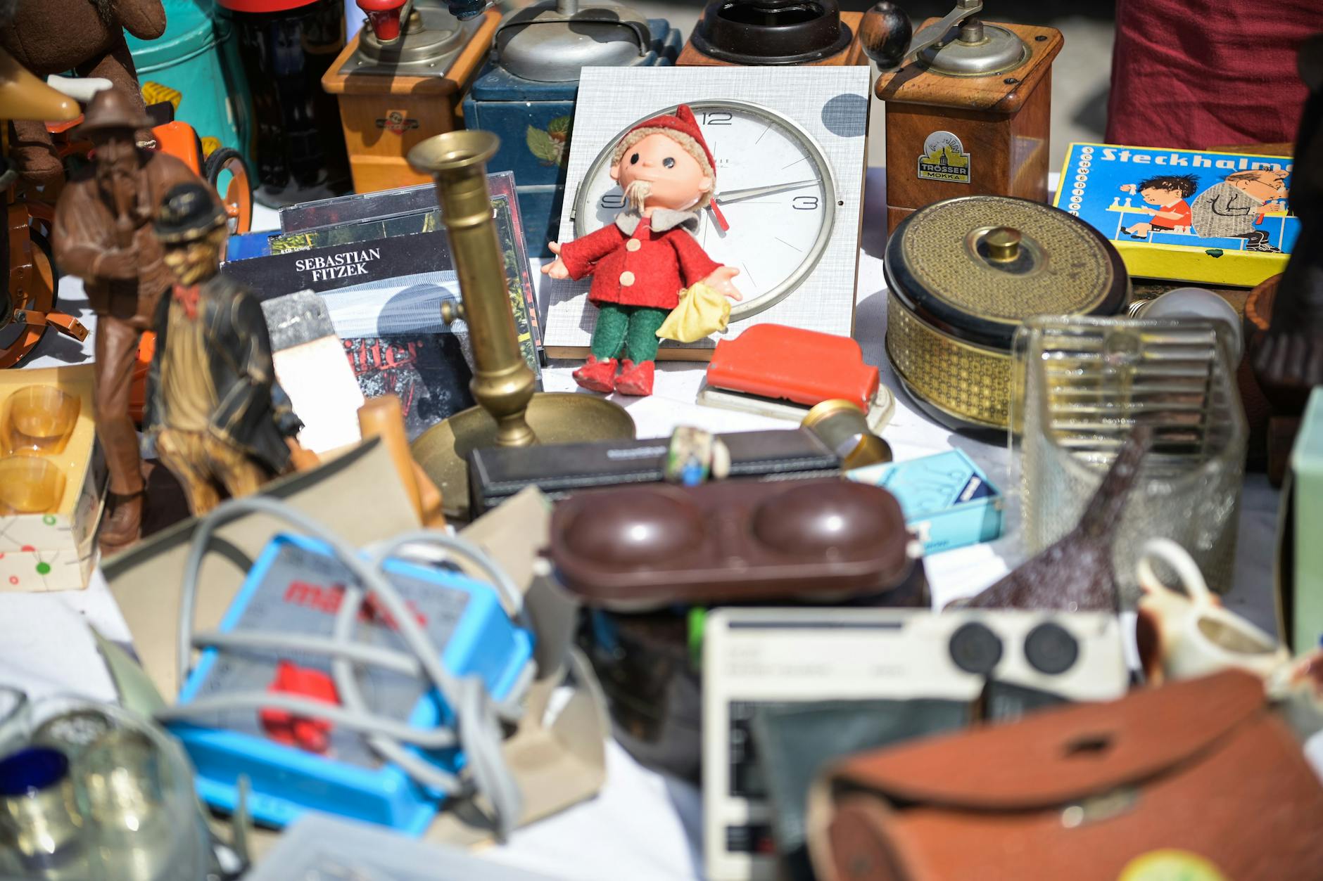 Auch einige Relikte aus DDR-Zeiten finden sich in so mancher Kiste auf den Berliner Flohmärkten.