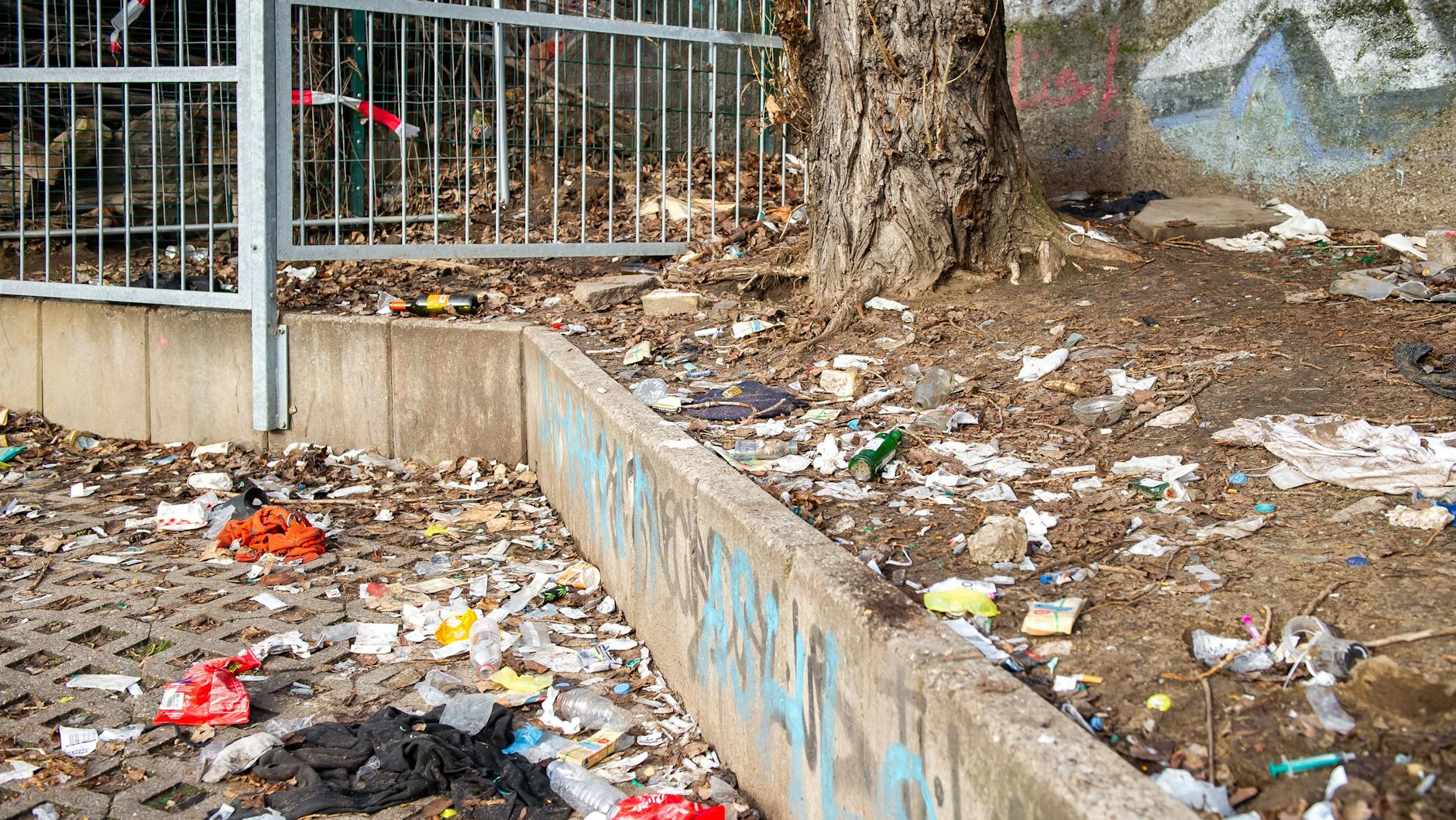 Berlin, du kannst so dreckig sein: Eine der typischen Siff-Ecken im Bezirk Neukölln – hier sieht man auch zahlreiche Spuren von Drogenkonsumenten.