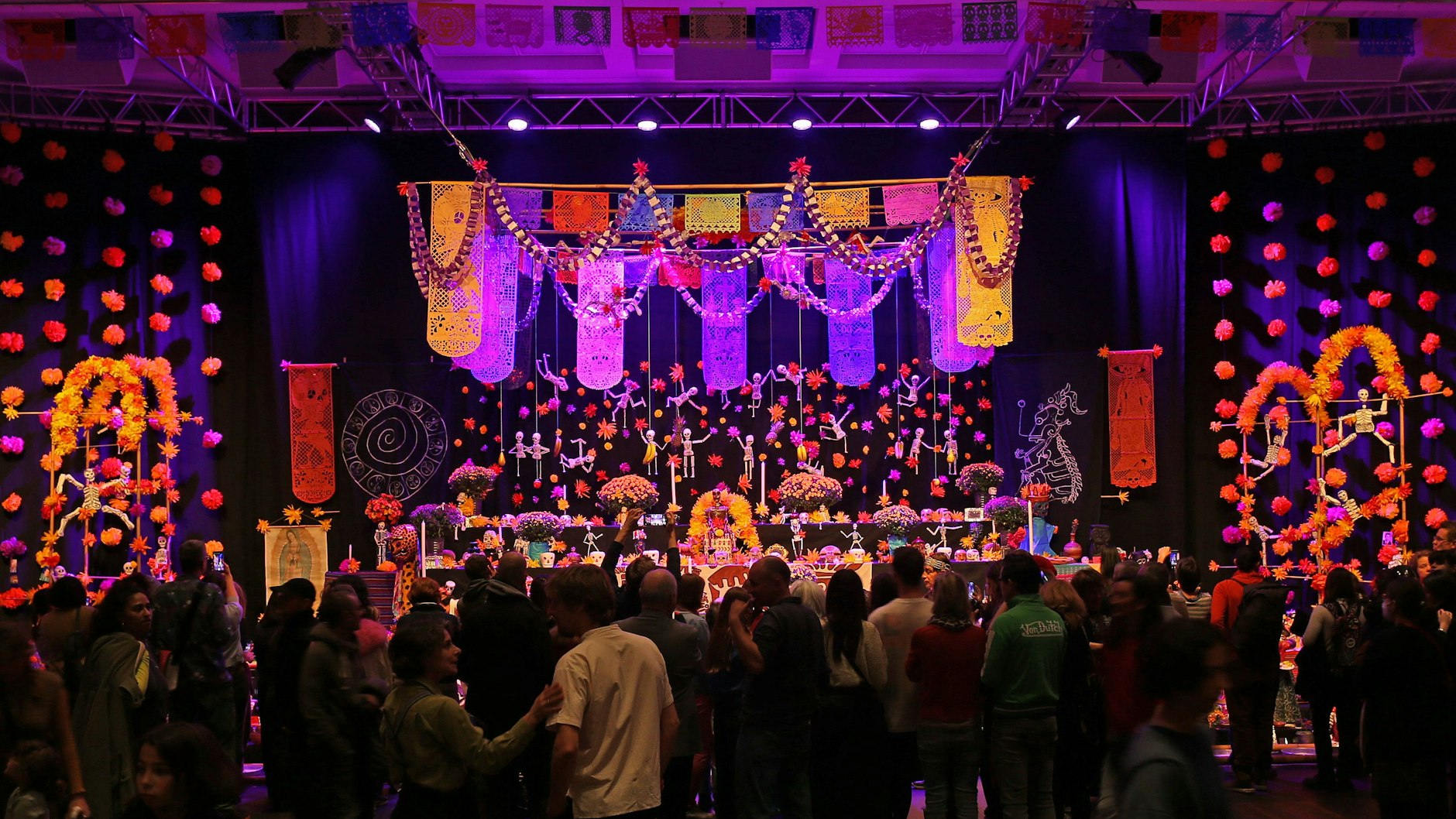 Der Saal mit der Ofrenda hat sich schnell gefüllt.